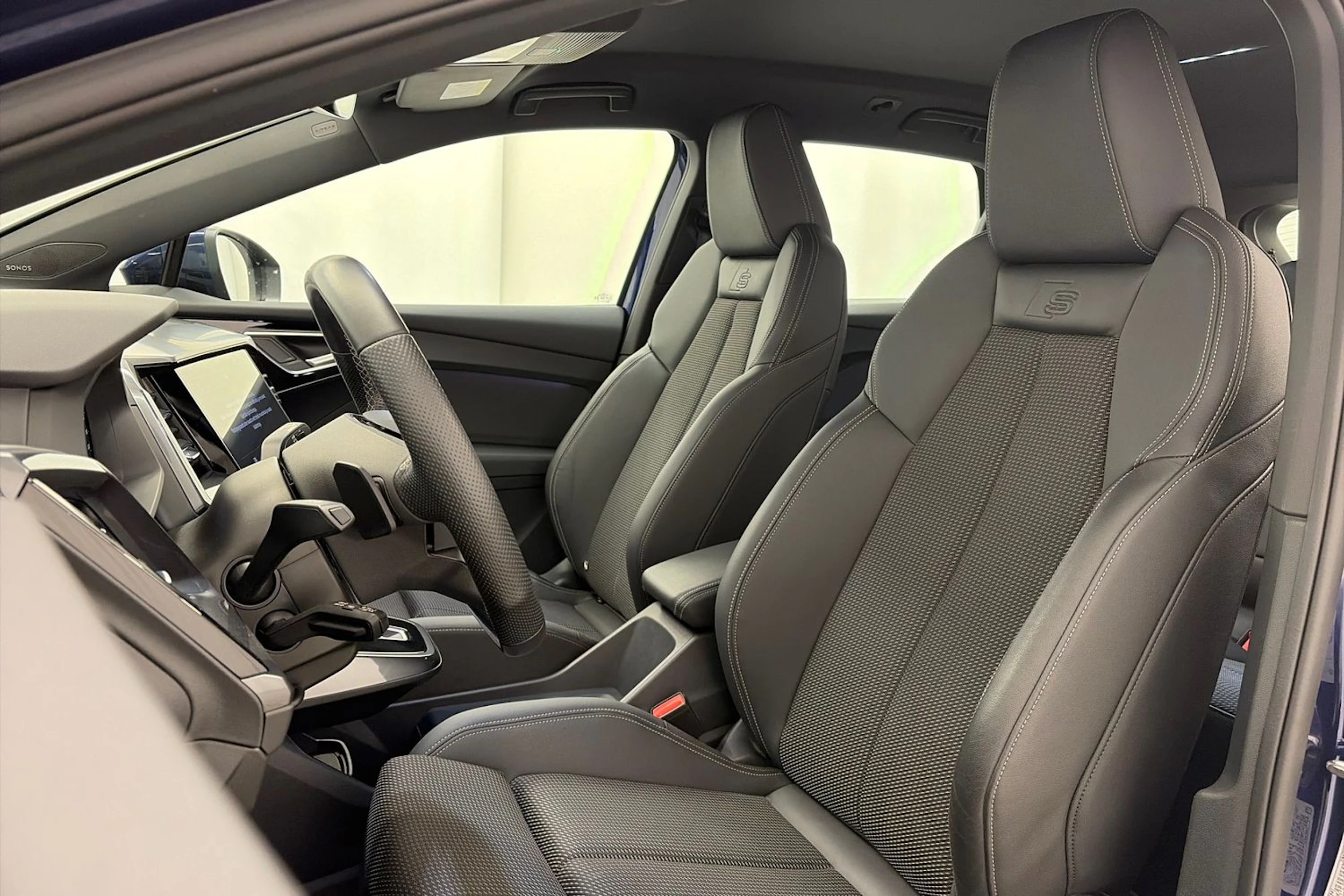 Sininen Audi Q4 e-tron 2024 kuva 18.