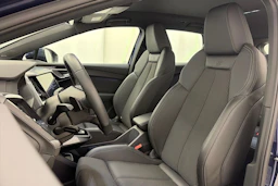 Sininen Audi Q4 e-tron 2024 kuva 18.