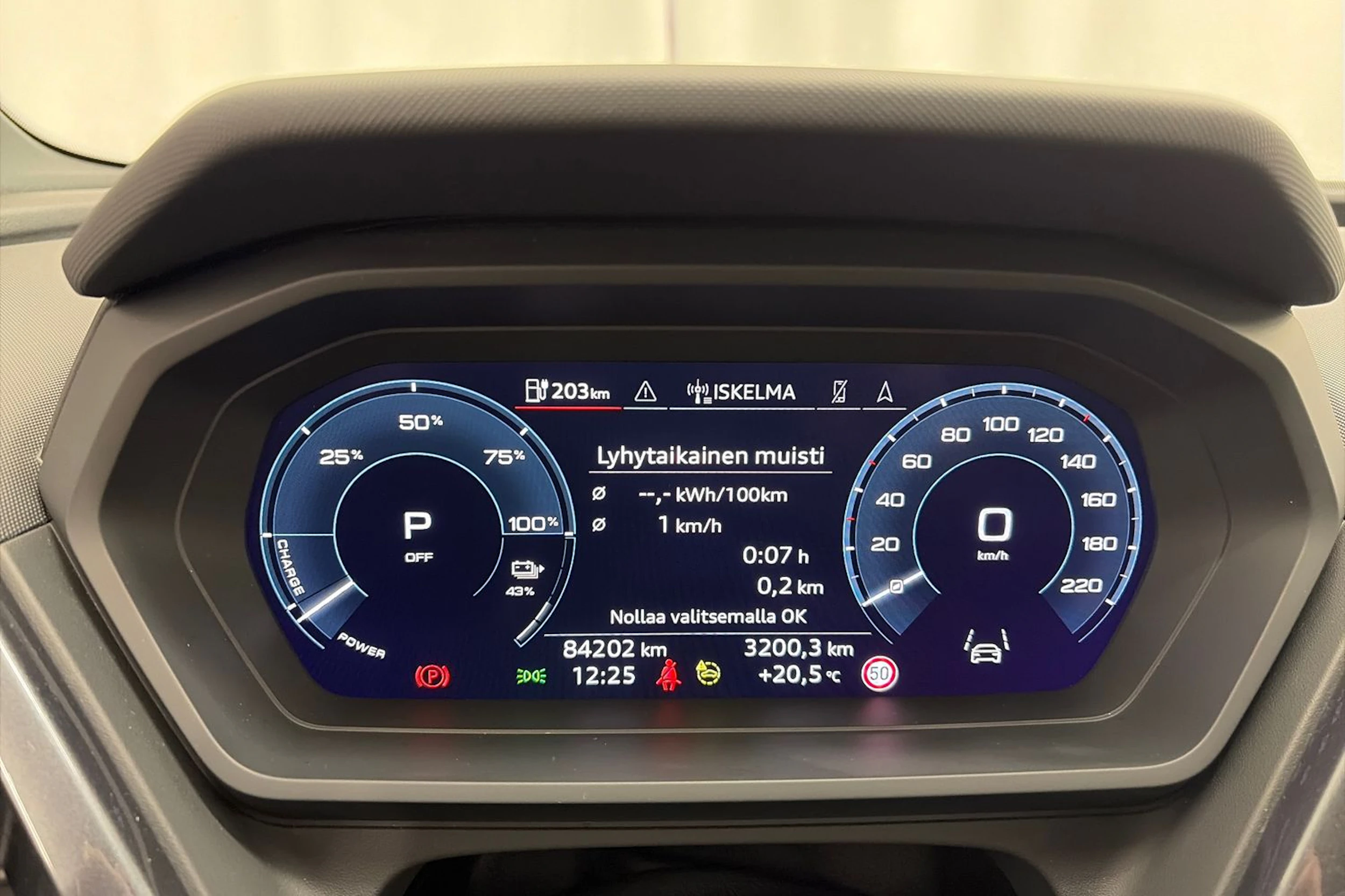 Sininen Audi Q4 e-tron 2024 kuva 21.