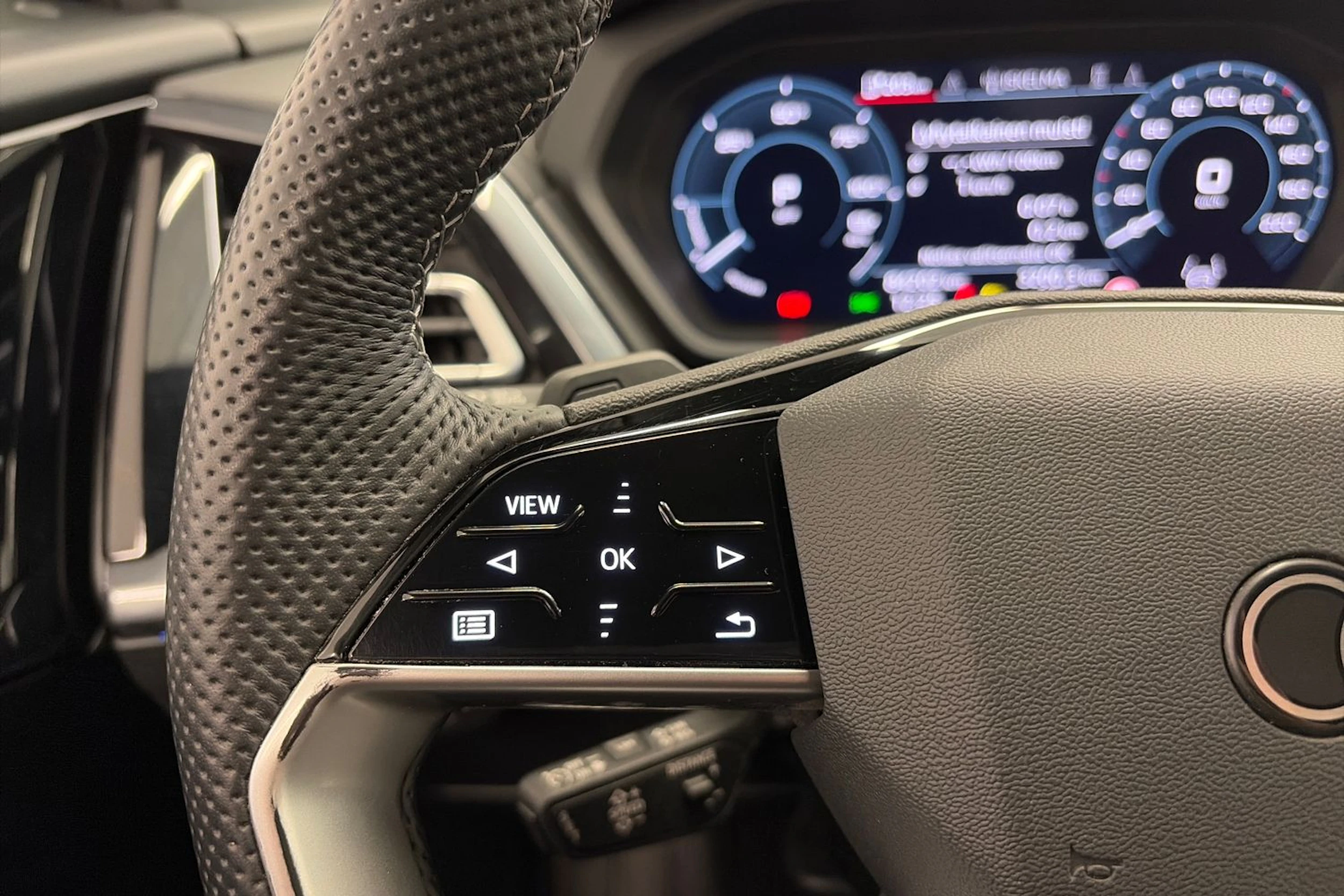 Sininen Audi Q4 e-tron 2024 kuva 22.