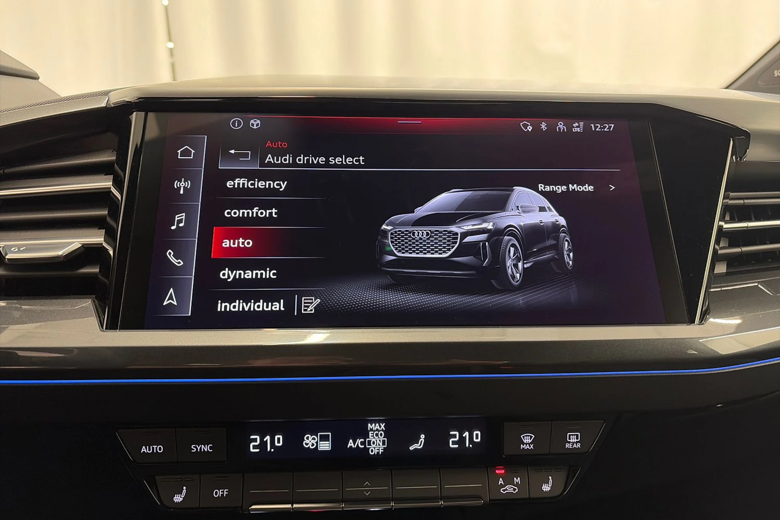 Sininen Audi Q4 e-tron 2024 kuva 28.