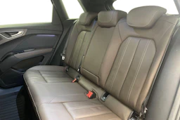 musta Audi Q4 e-tron 2024 kuva 11.