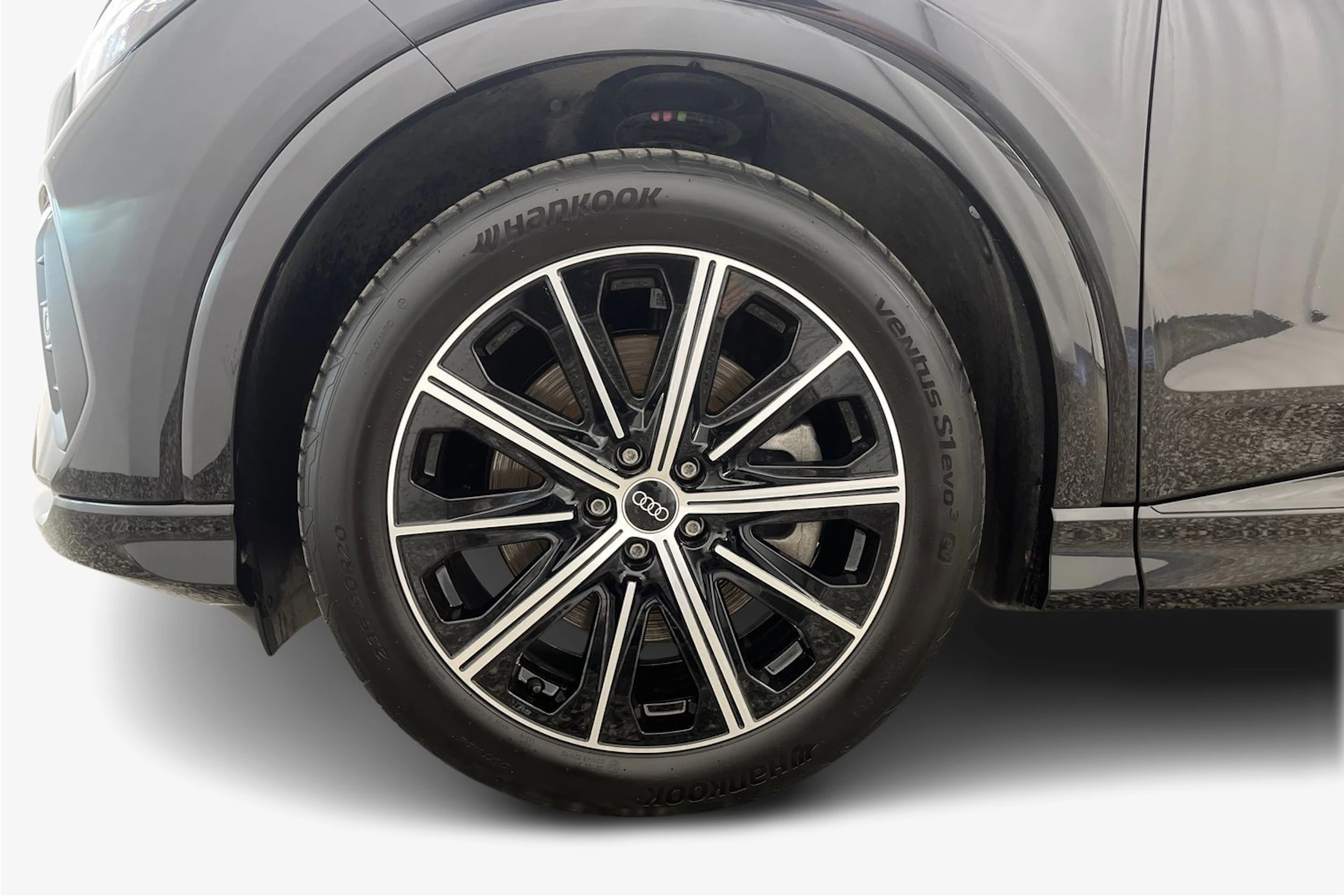 musta Audi Q4 e-tron 2024 kuva 12.
