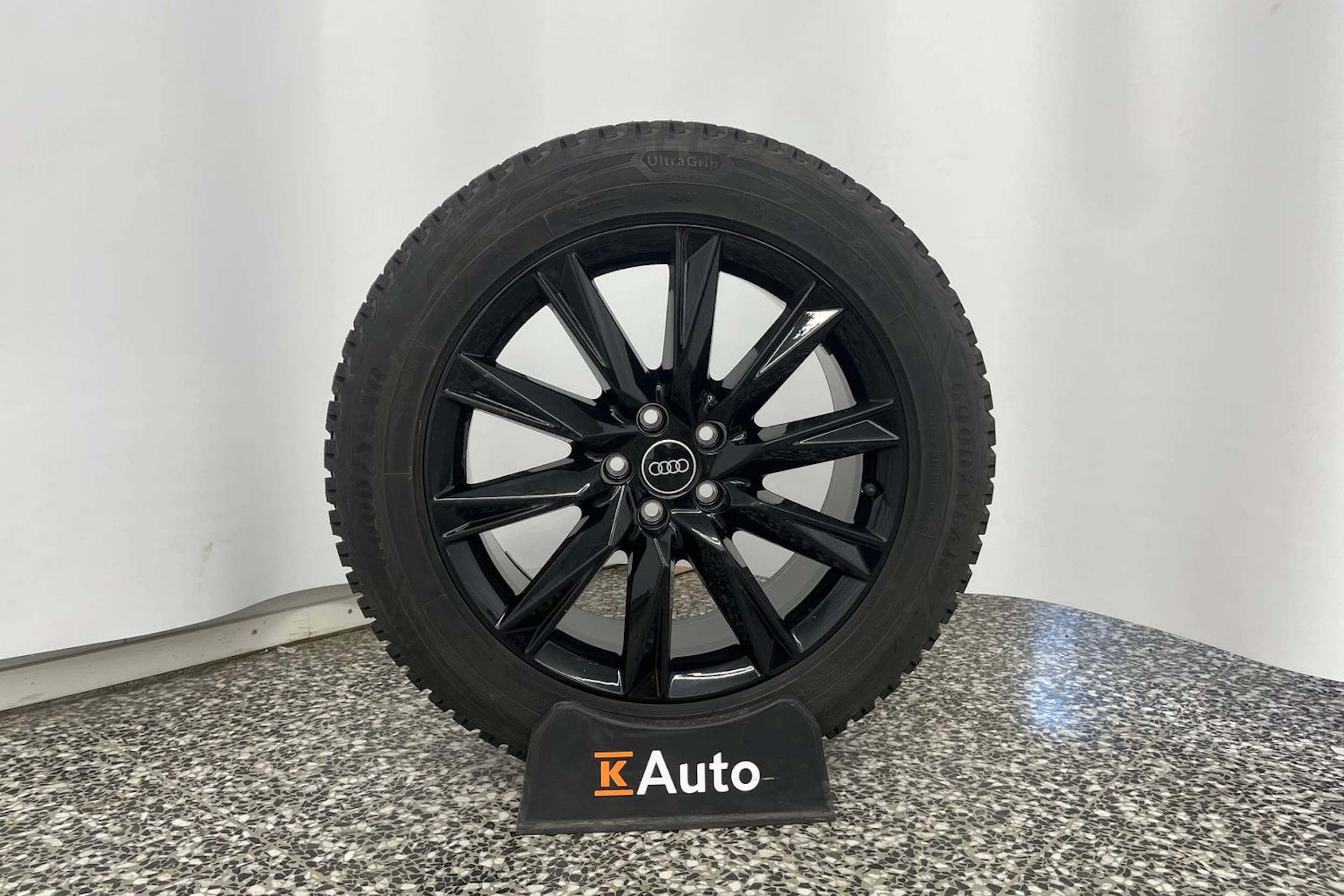 musta Audi Q4 e-tron 2024 kuva 13.