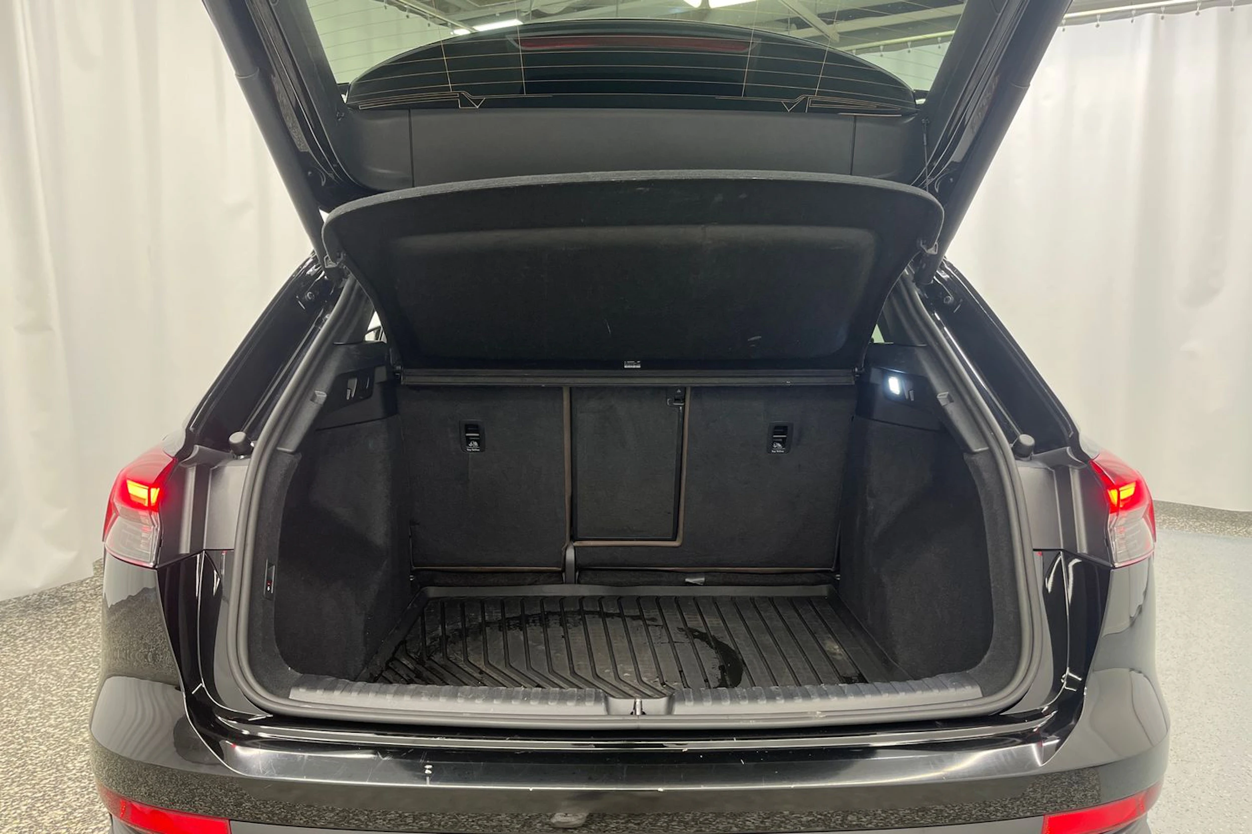 musta Audi Q4 e-tron 2024 kuva 15.