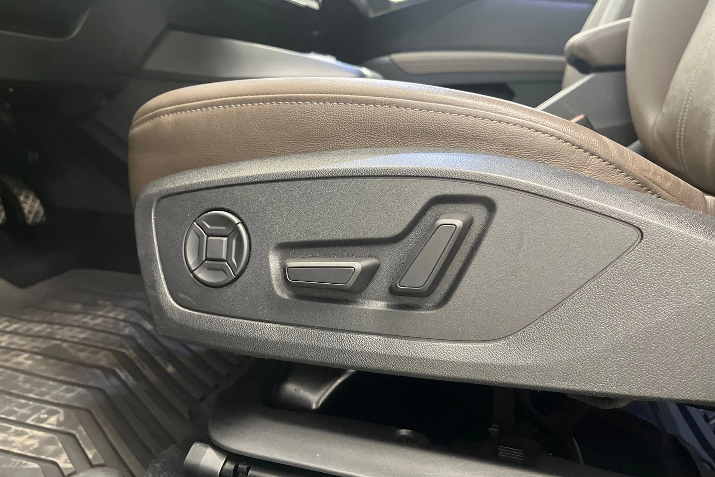 musta Audi Q4 e-tron 2024 kuva 19.
