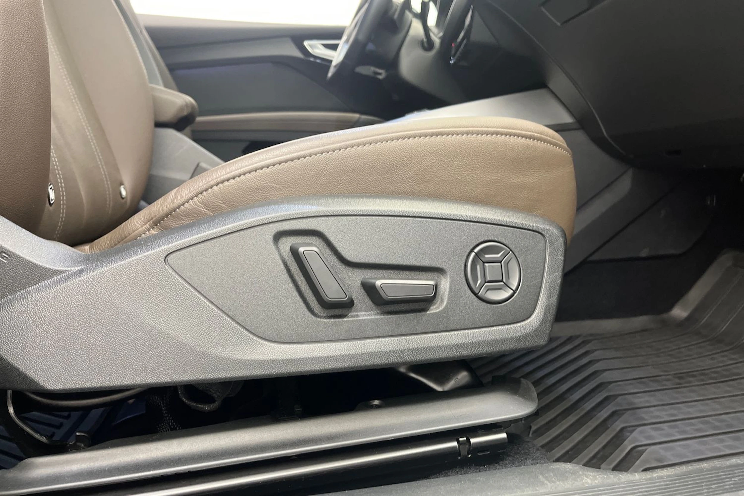 musta Audi Q4 e-tron 2024 kuva 21.