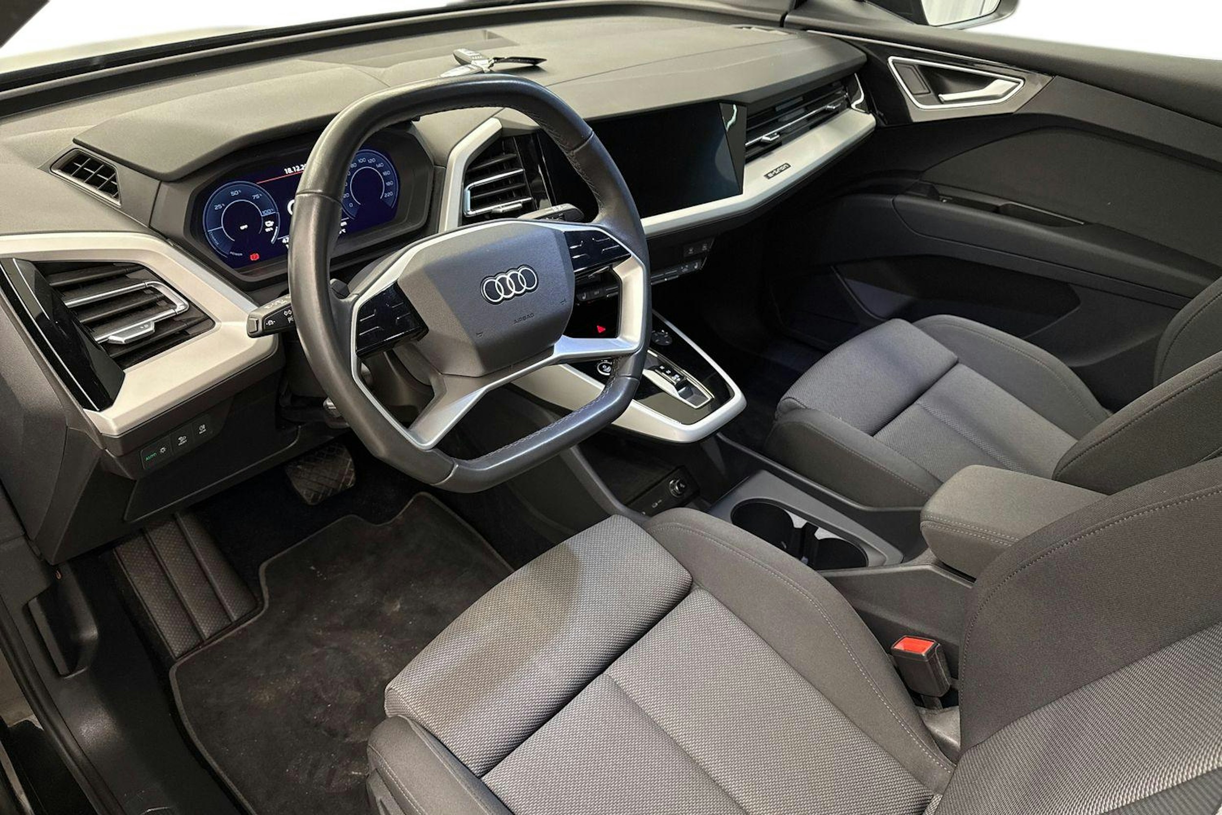 met. musta Audi Q4 e-tron 2024 kuva 7.