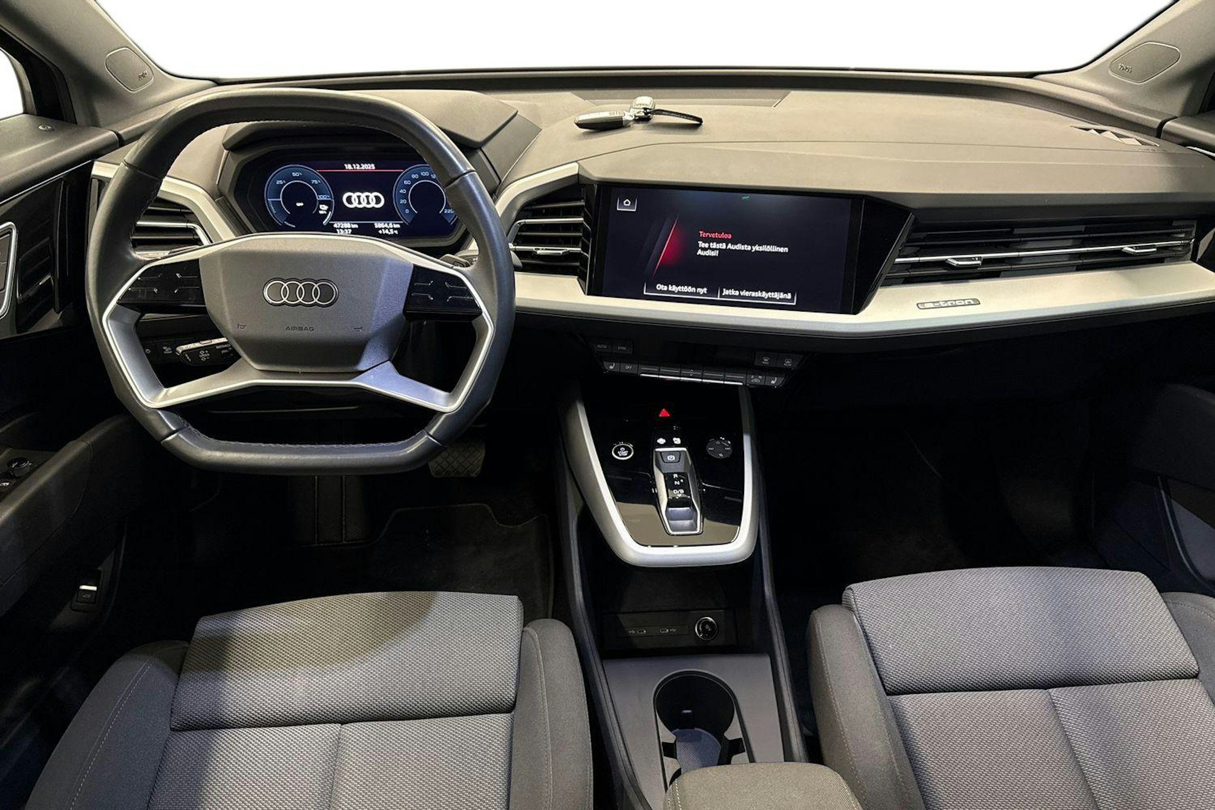 met. musta Audi Q4 e-tron 2024 kuva 9.