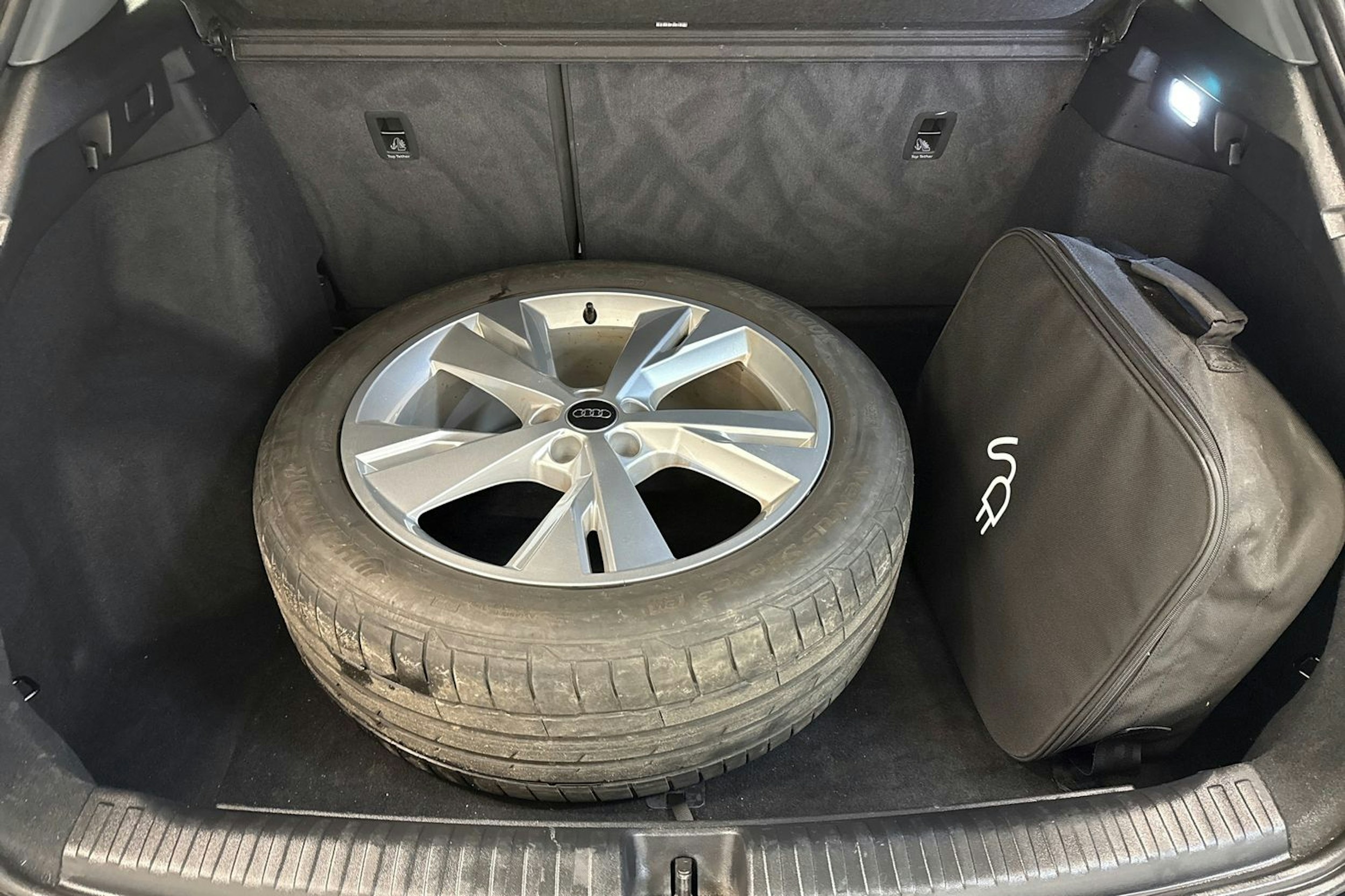 met. musta Audi Q4 e-tron 2024 kuva 14.