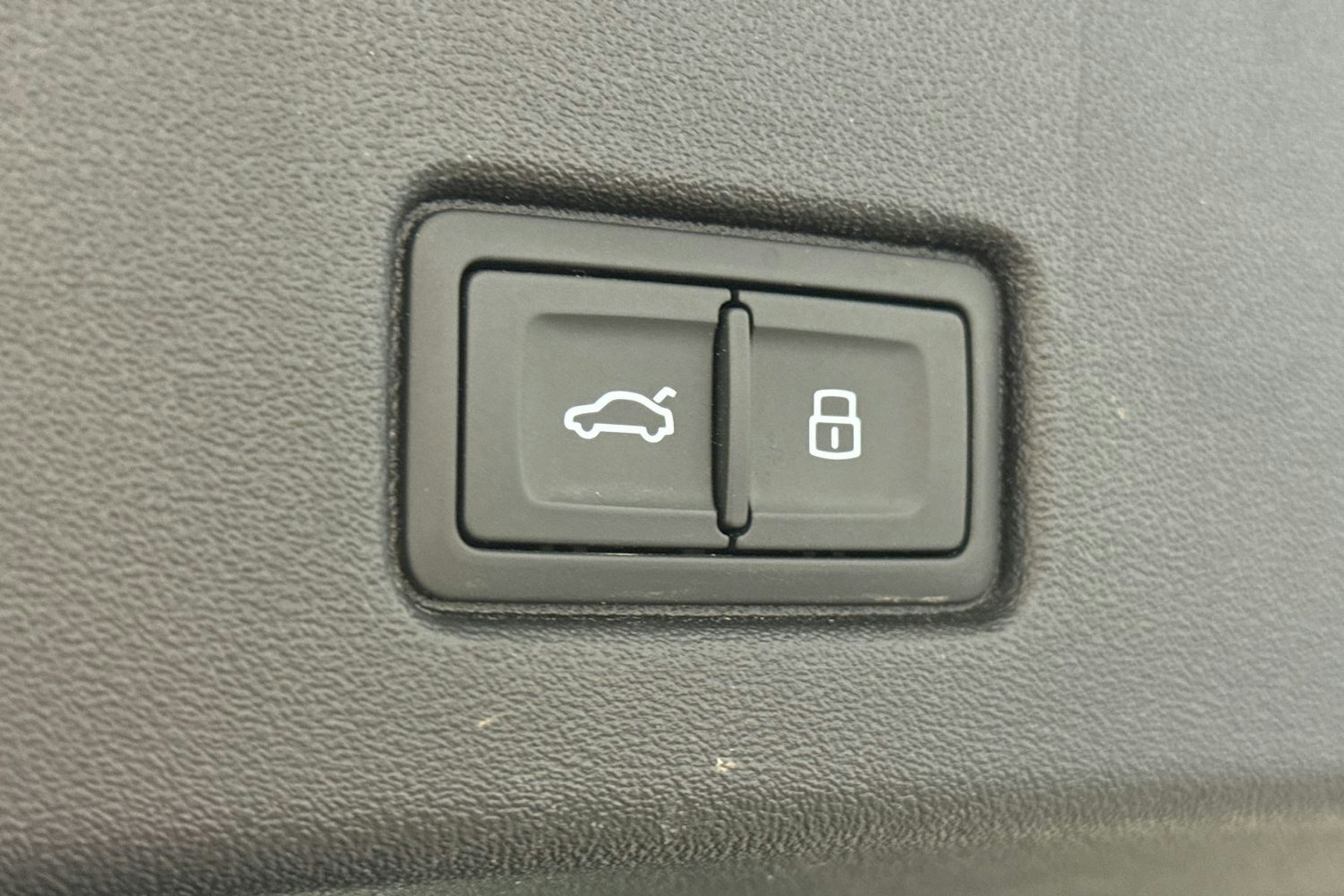 met. musta Audi Q4 e-tron 2024 kuva 15.