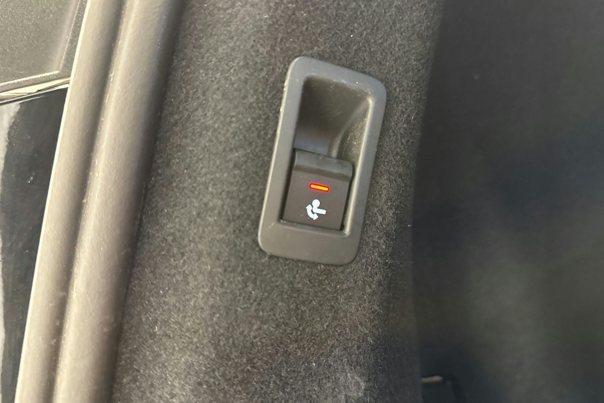 met. musta Audi Q4 e-tron 2024 kuva 16.