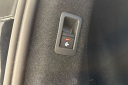 met. musta Audi Q4 e-tron 2024 kuva 16.