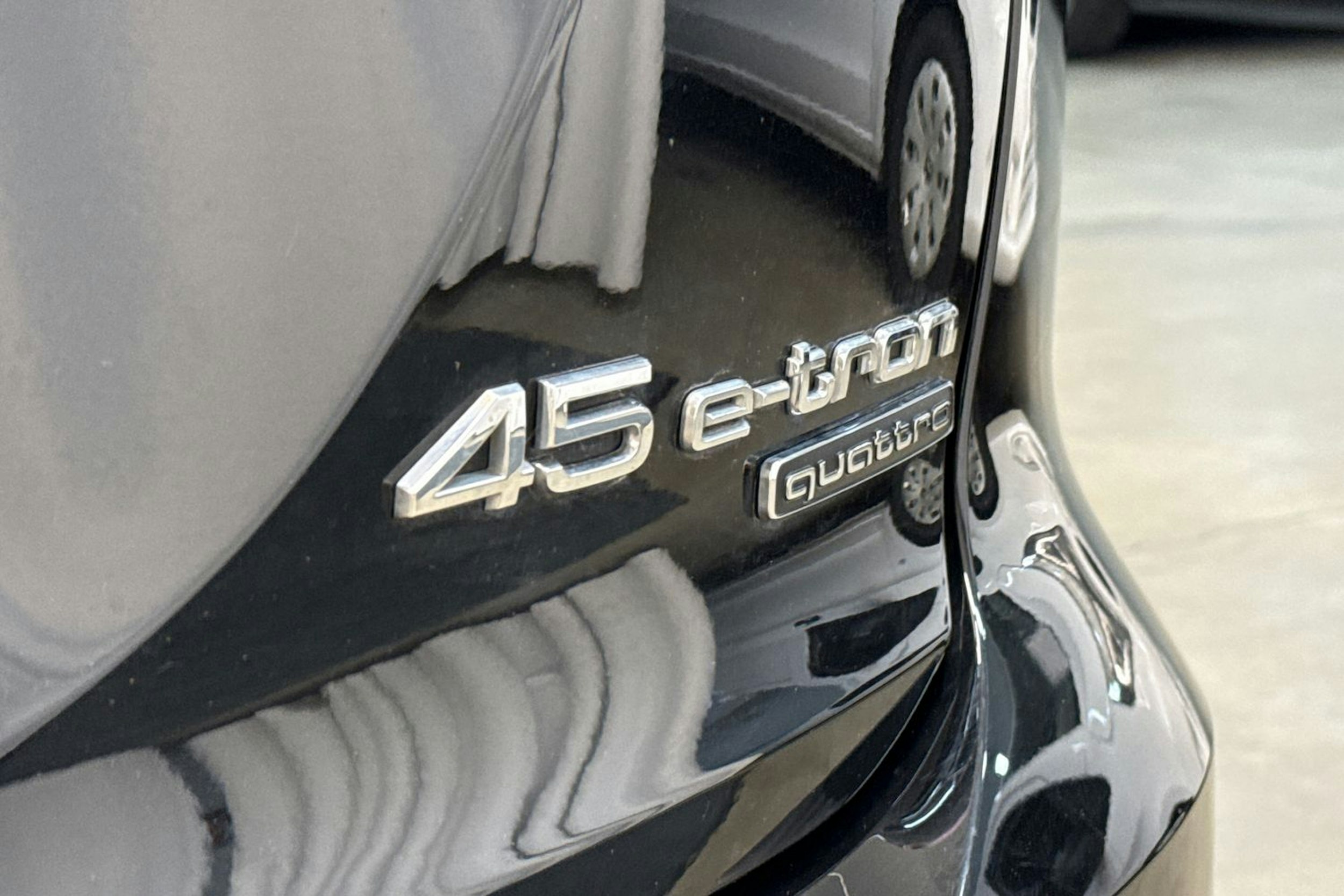 met. musta Audi Q4 e-tron 2024 kuva 17.