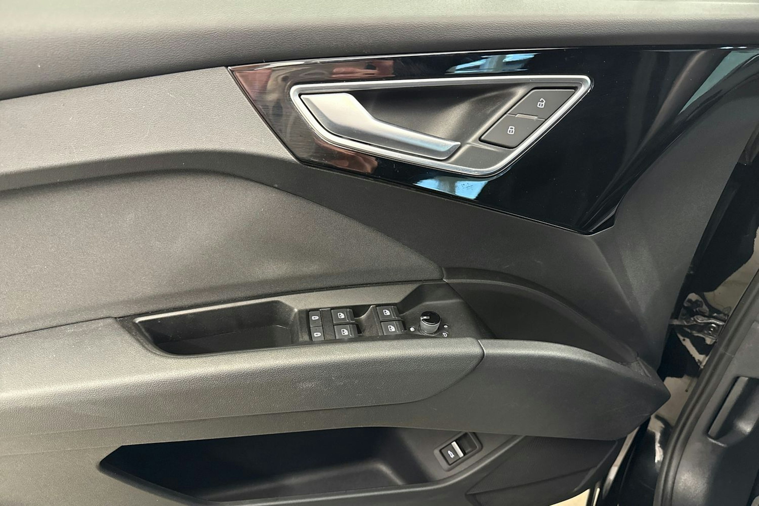 met. musta Audi Q4 e-tron 2024 kuva 18.