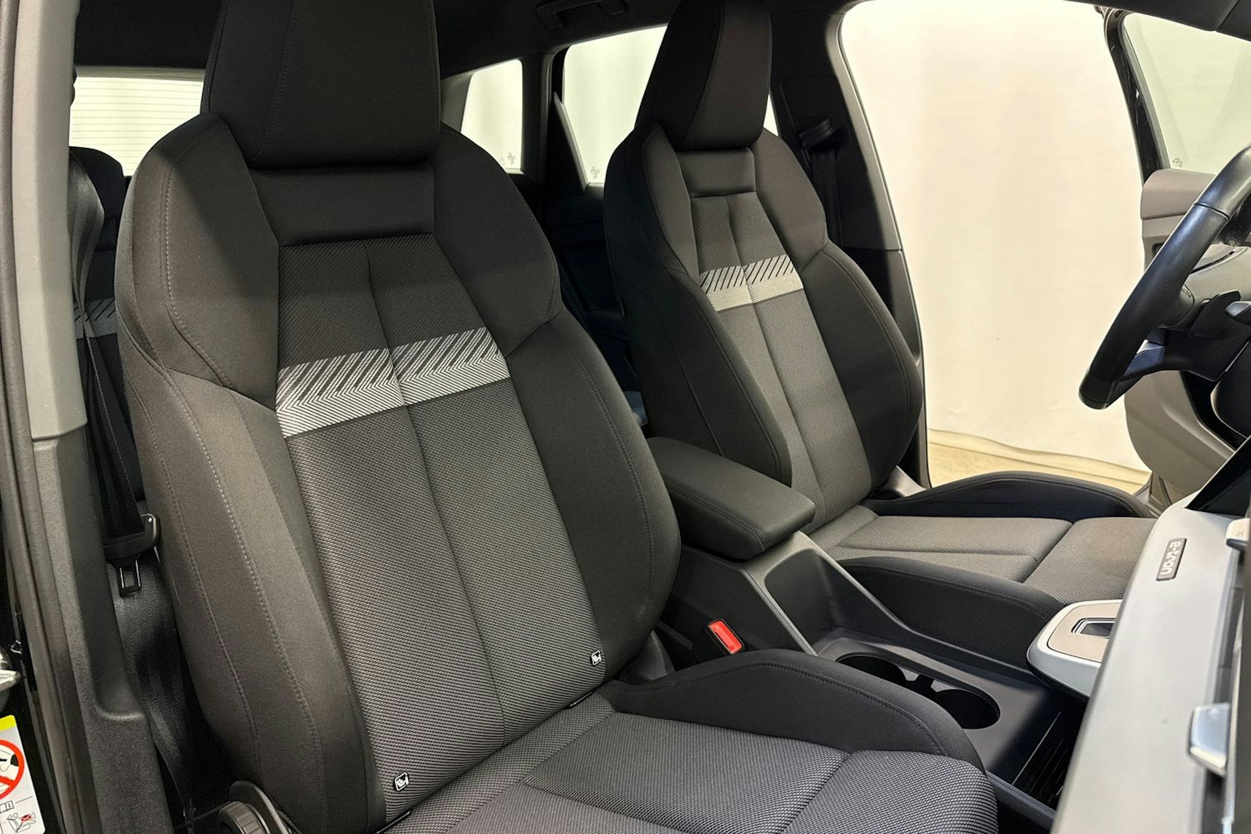 met. musta Audi Q4 e-tron 2024 kuva 21.