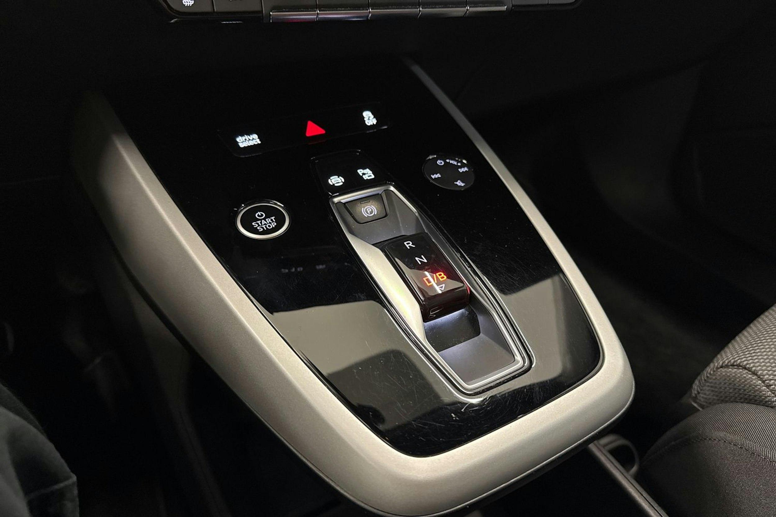 met. musta Audi Q4 e-tron 2024 kuva 23.