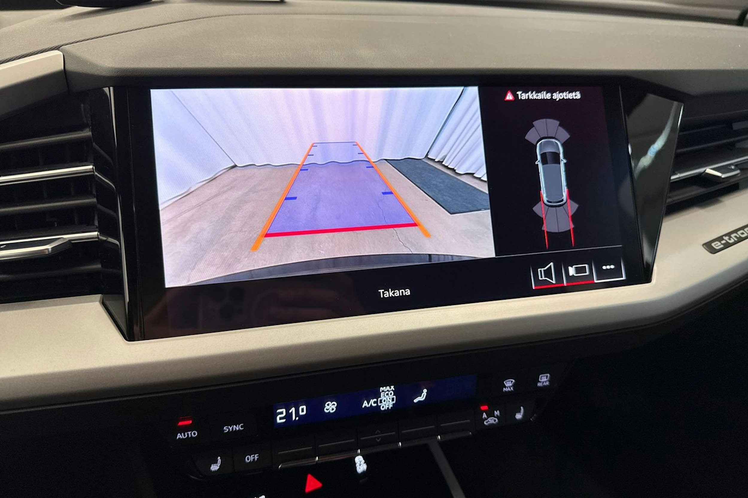 met. musta Audi Q4 e-tron 2024 kuva 24.