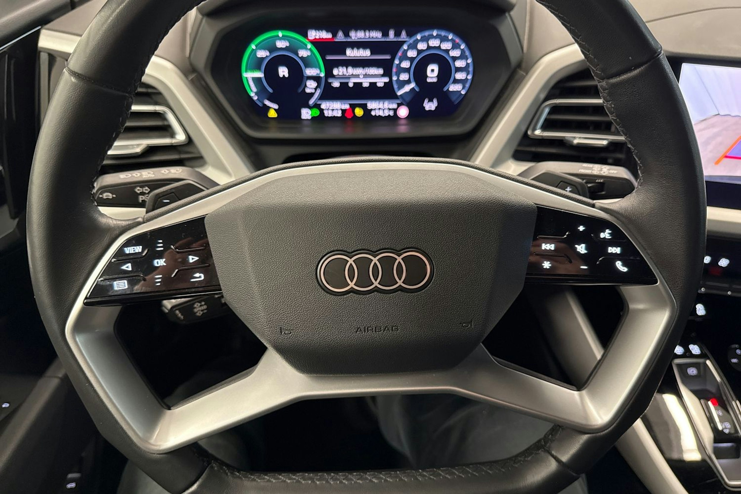 met. musta Audi Q4 e-tron 2024 kuva 25.