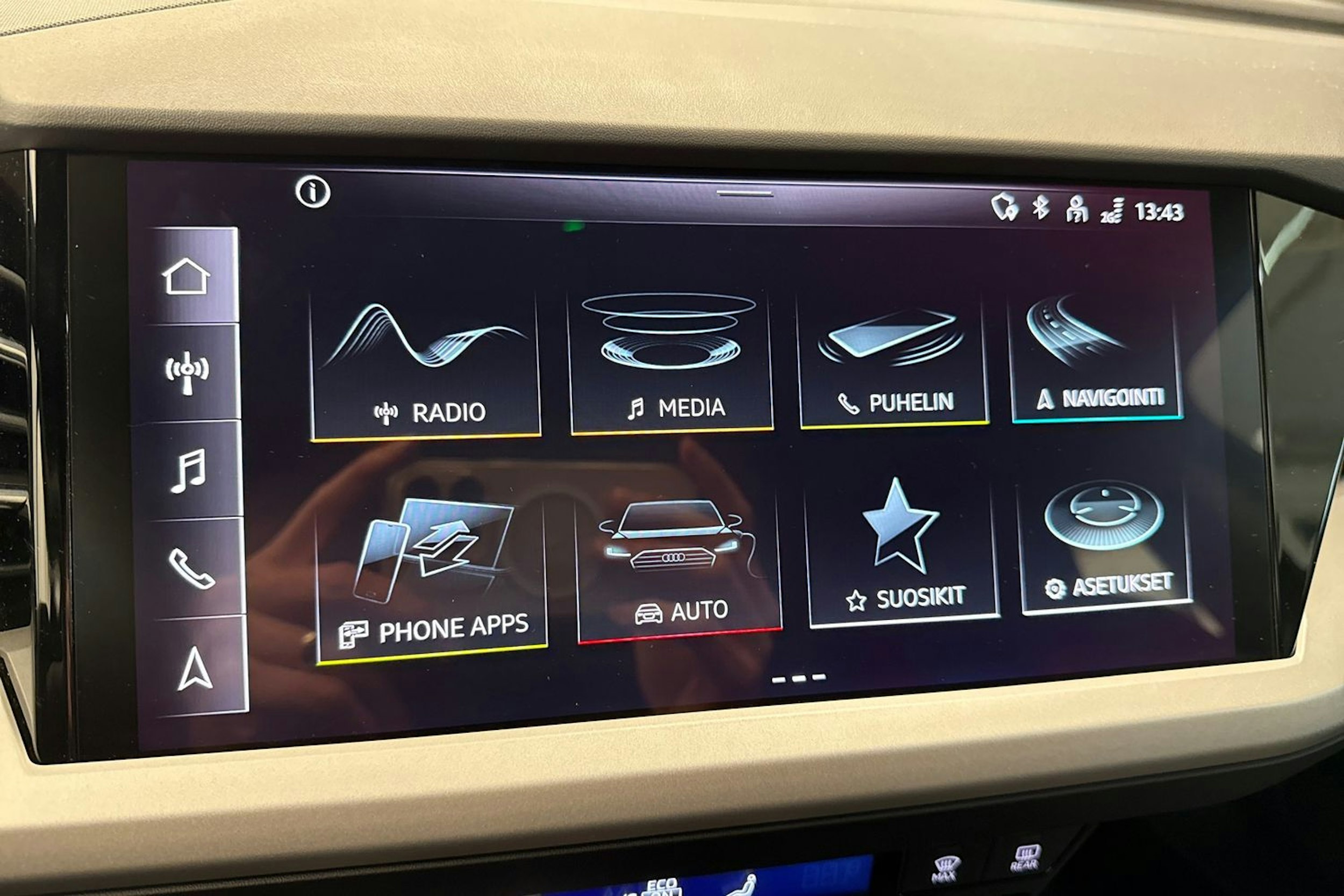 met. musta Audi Q4 e-tron 2024 kuva 26.