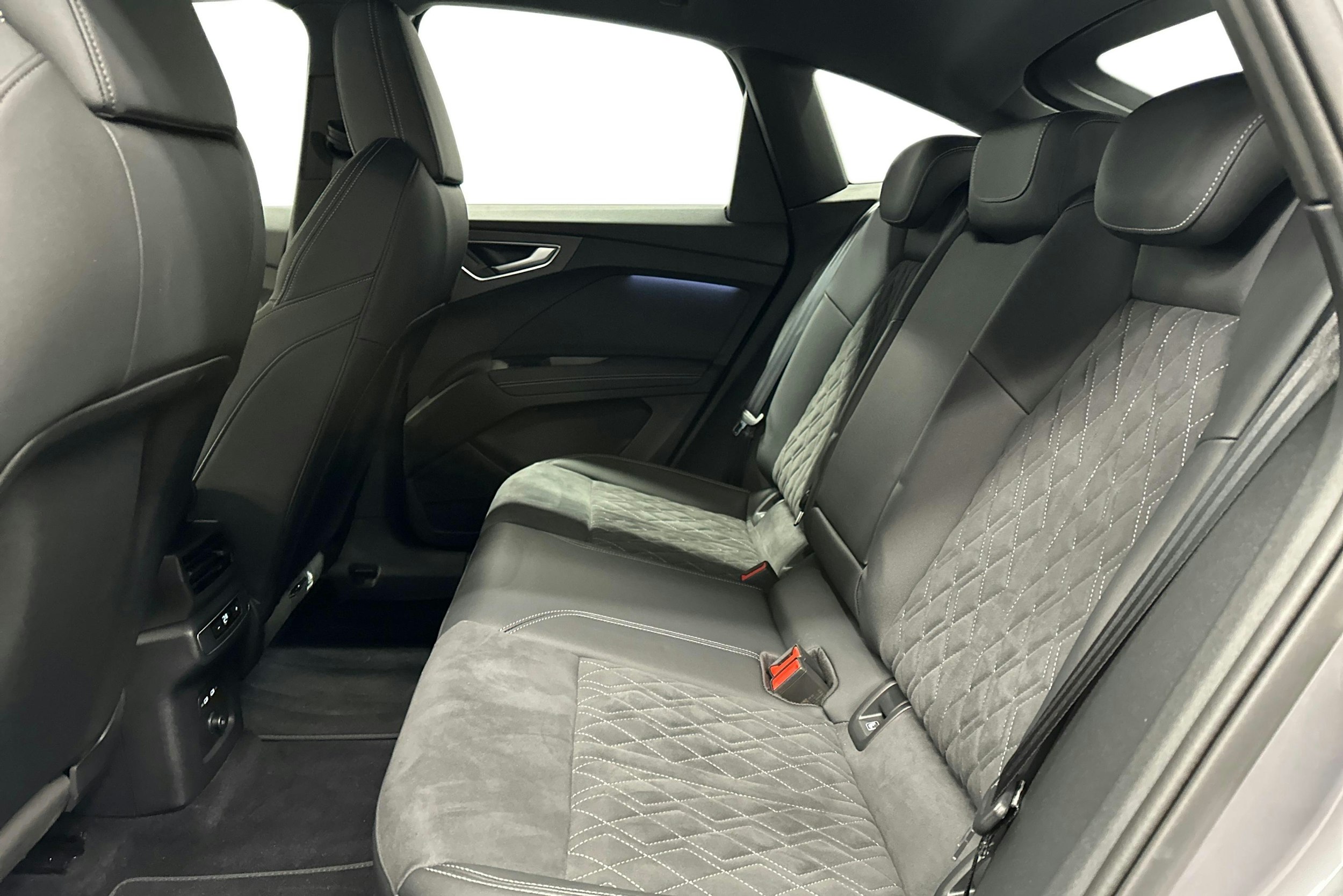 harmaa Audi Q4 e-tron 2024 kuva 10.