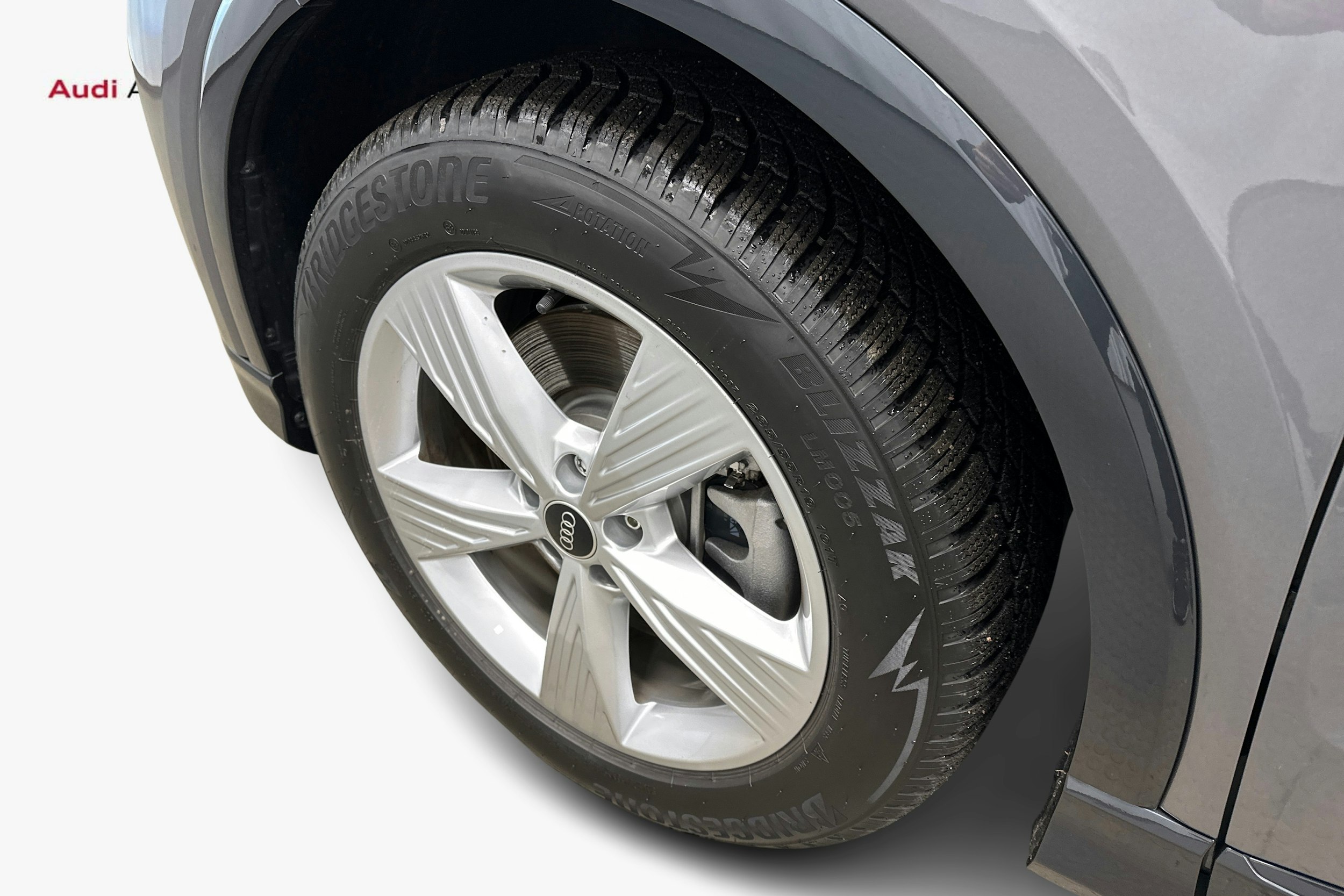 harmaa Audi Q4 e-tron 2024 kuva 11.