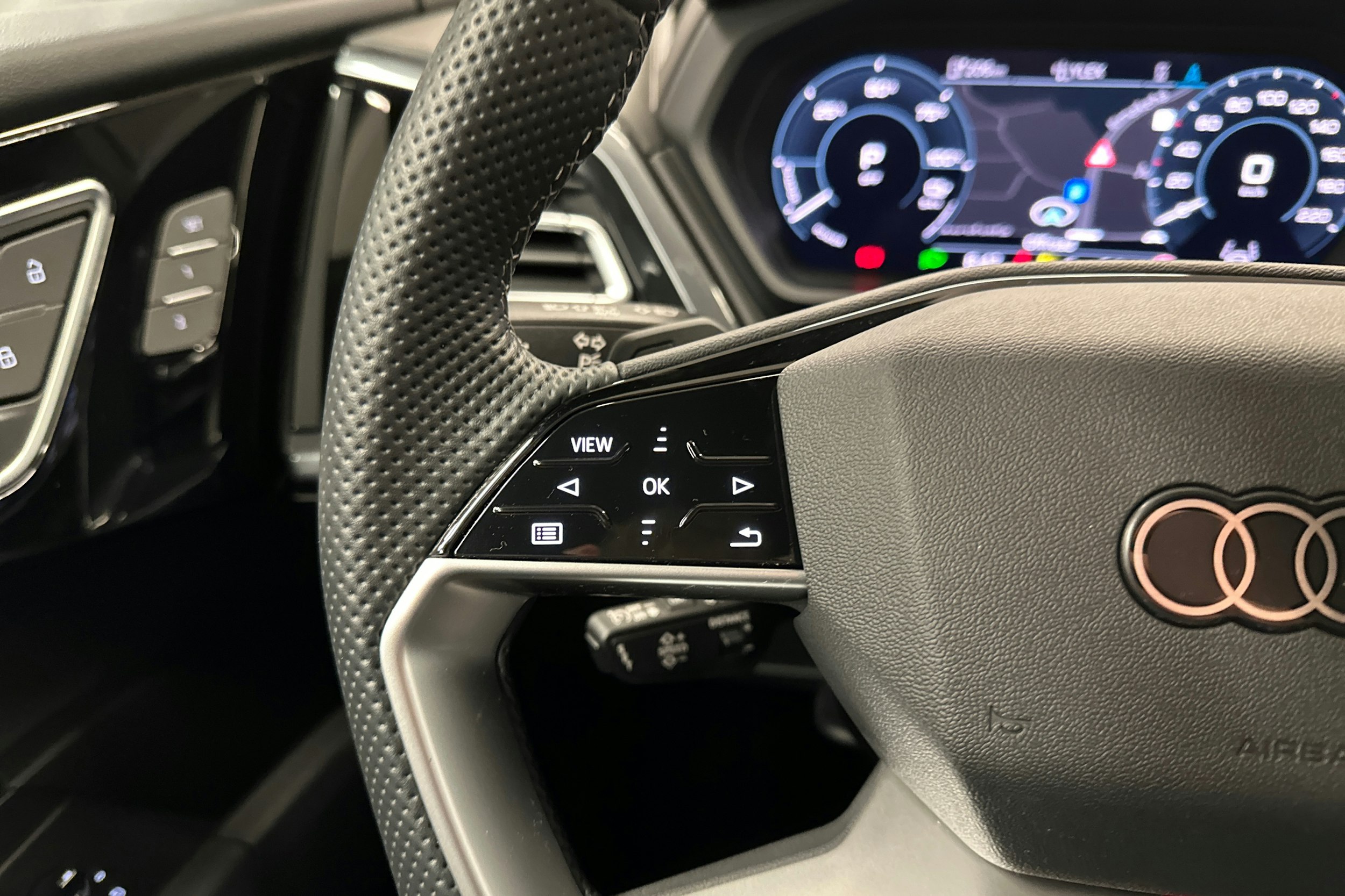 harmaa Audi Q4 e-tron 2024 kuva 13.