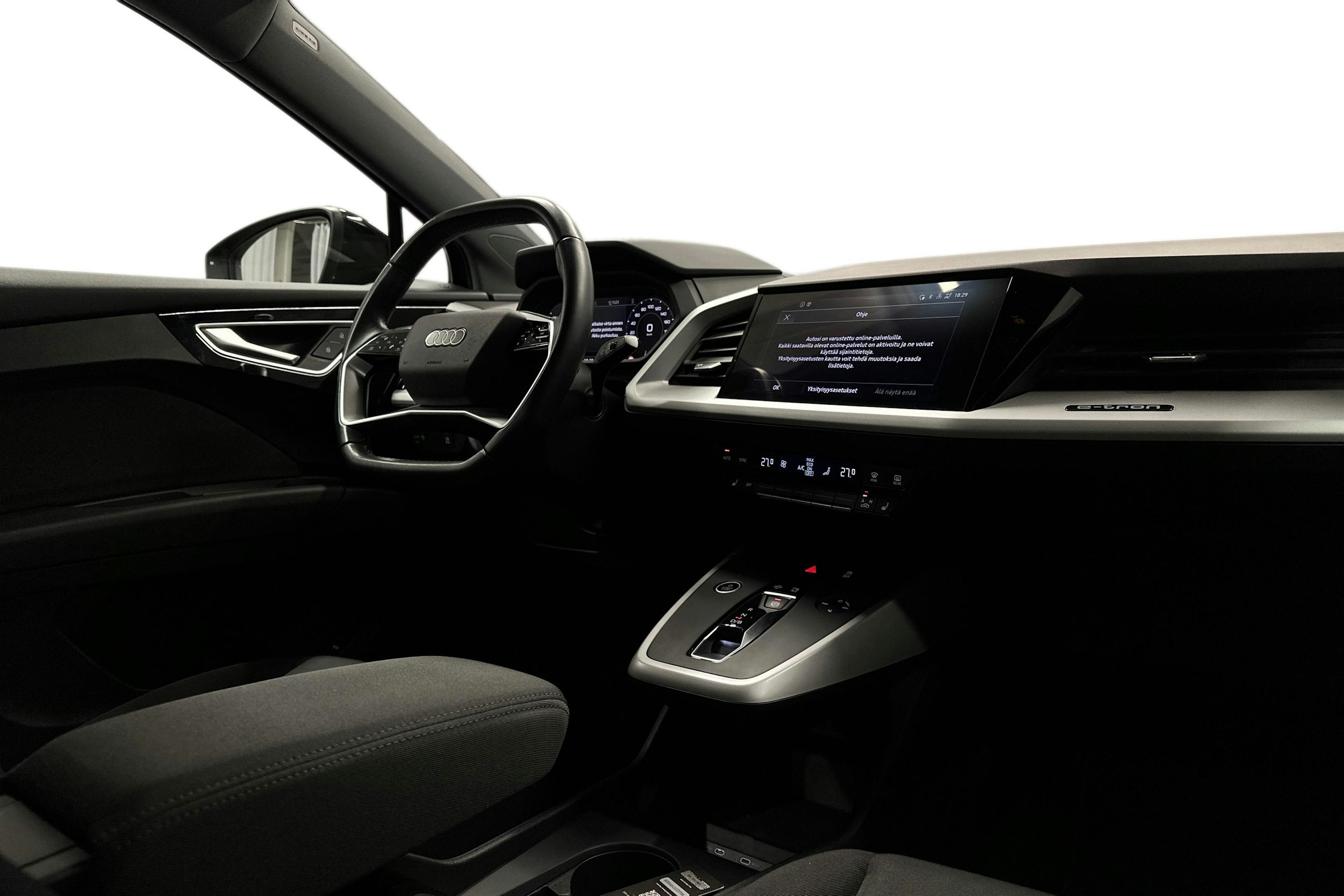 musta Audi Q4 e-tron 2024 kuva 9.