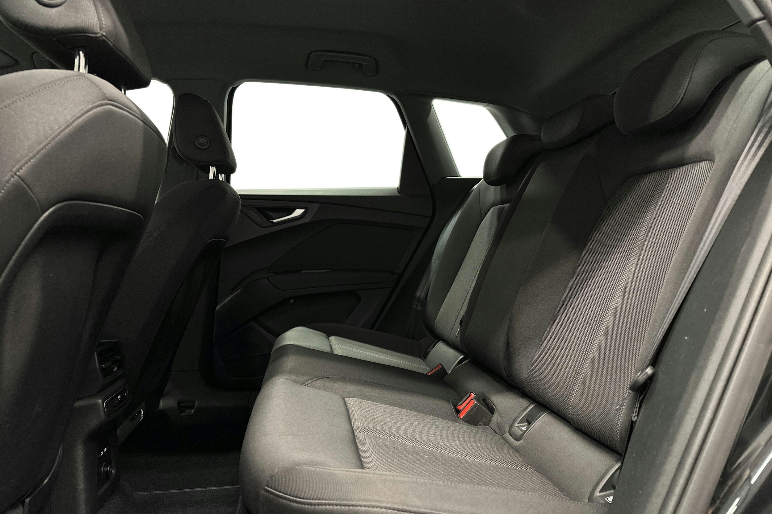 musta Audi Q4 e-tron 2024 kuva 10.