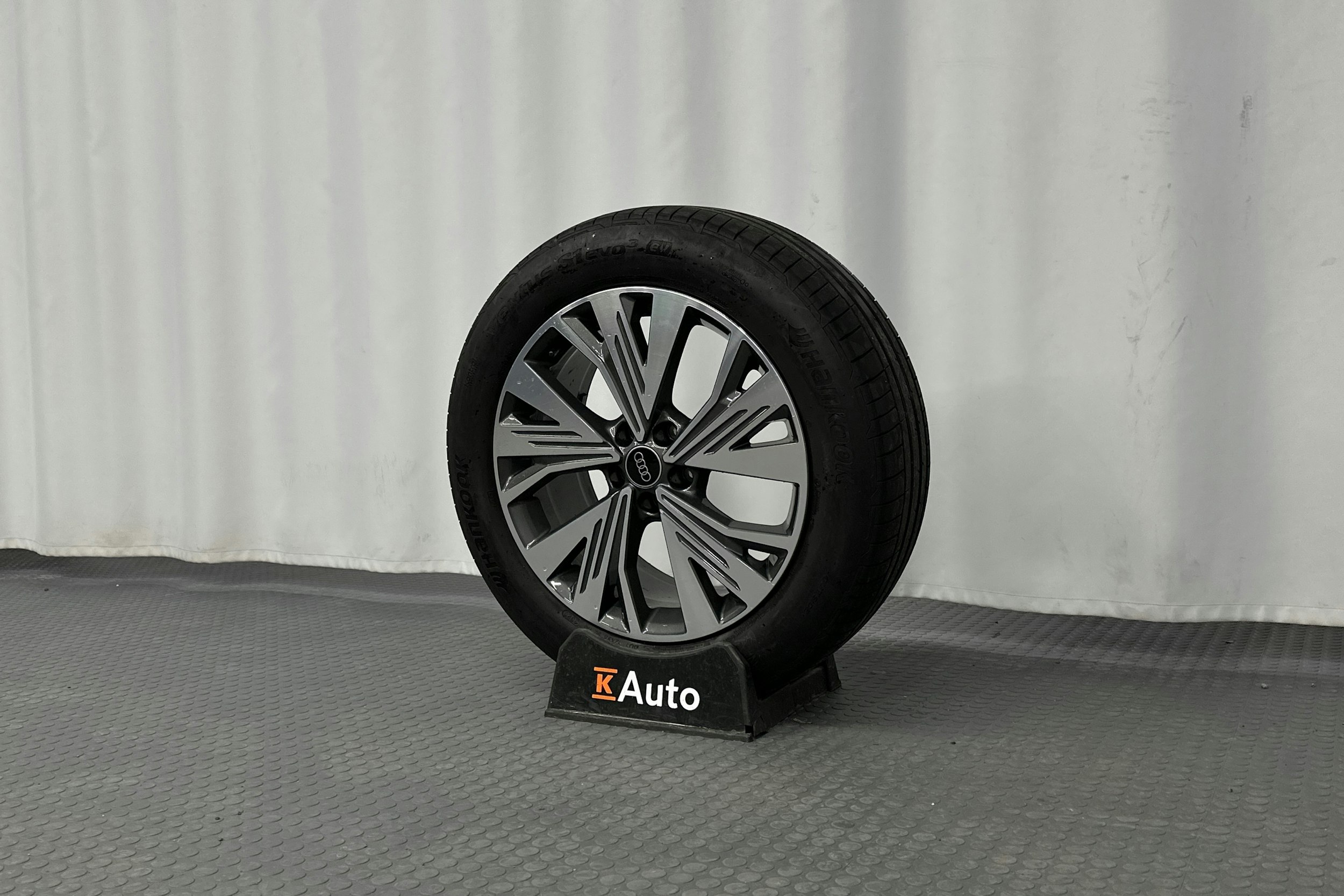 musta Audi Q4 e-tron 2024 kuva 13.