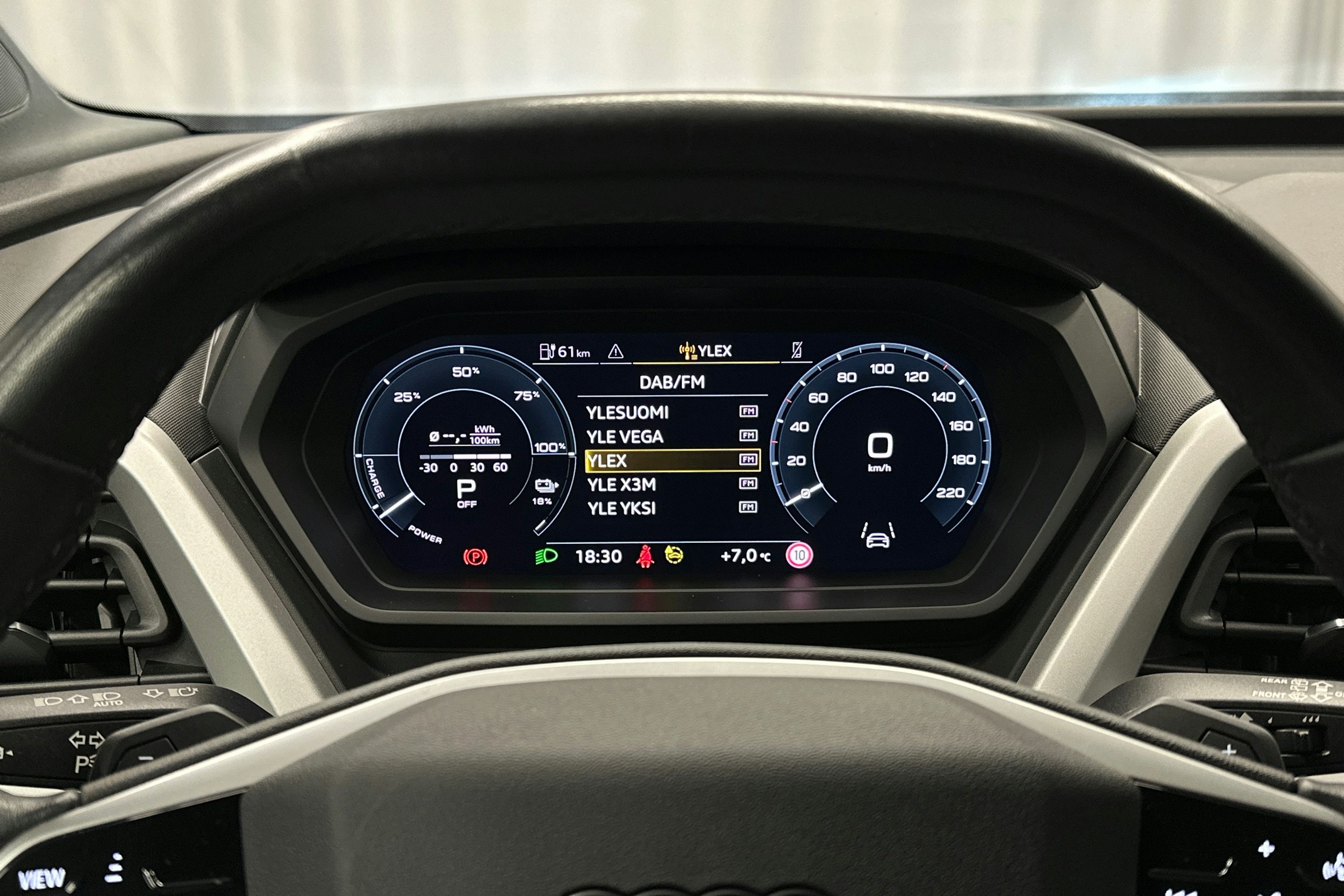 musta Audi Q4 e-tron 2024 kuva 16.