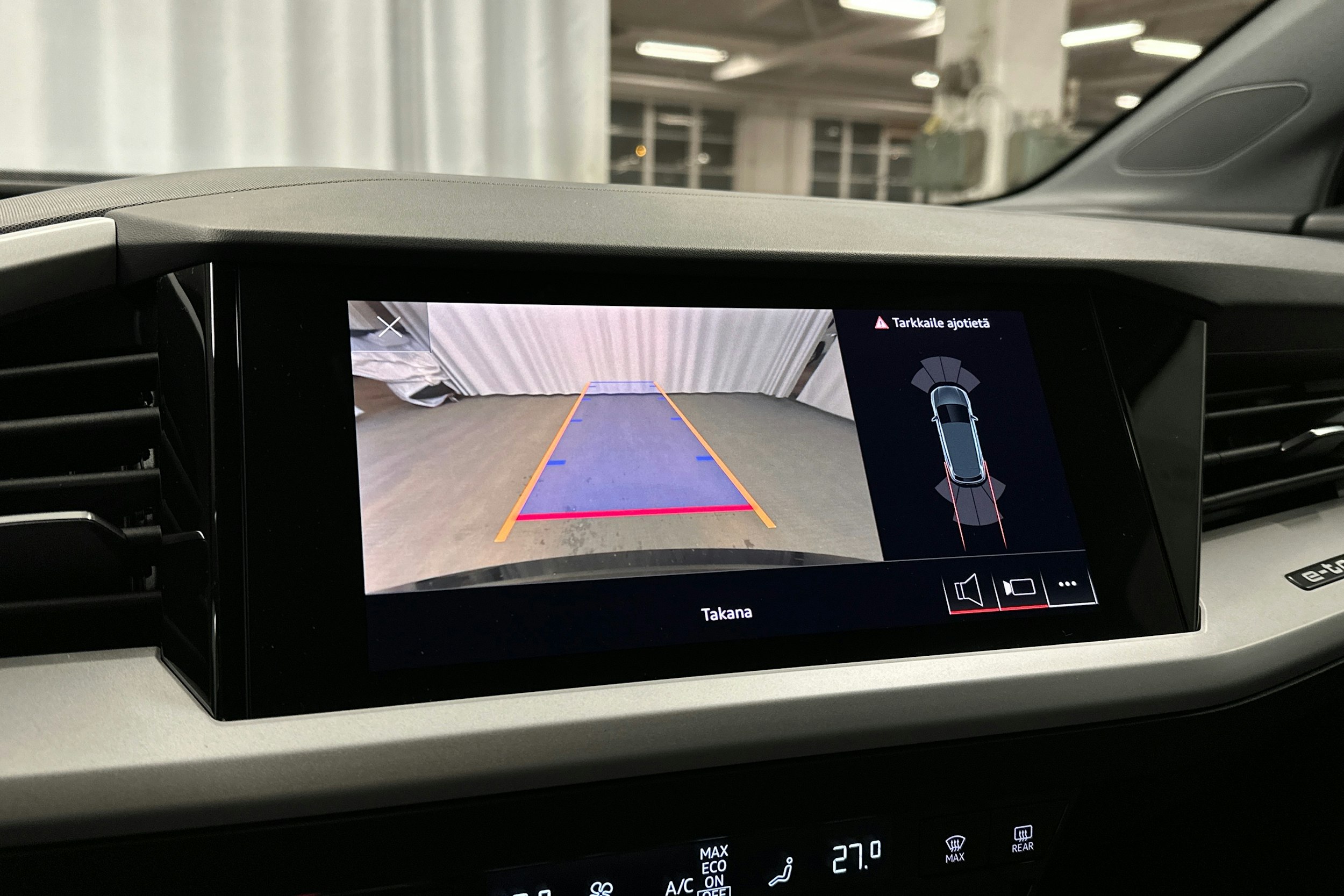 musta Audi Q4 e-tron 2024 kuva 18.