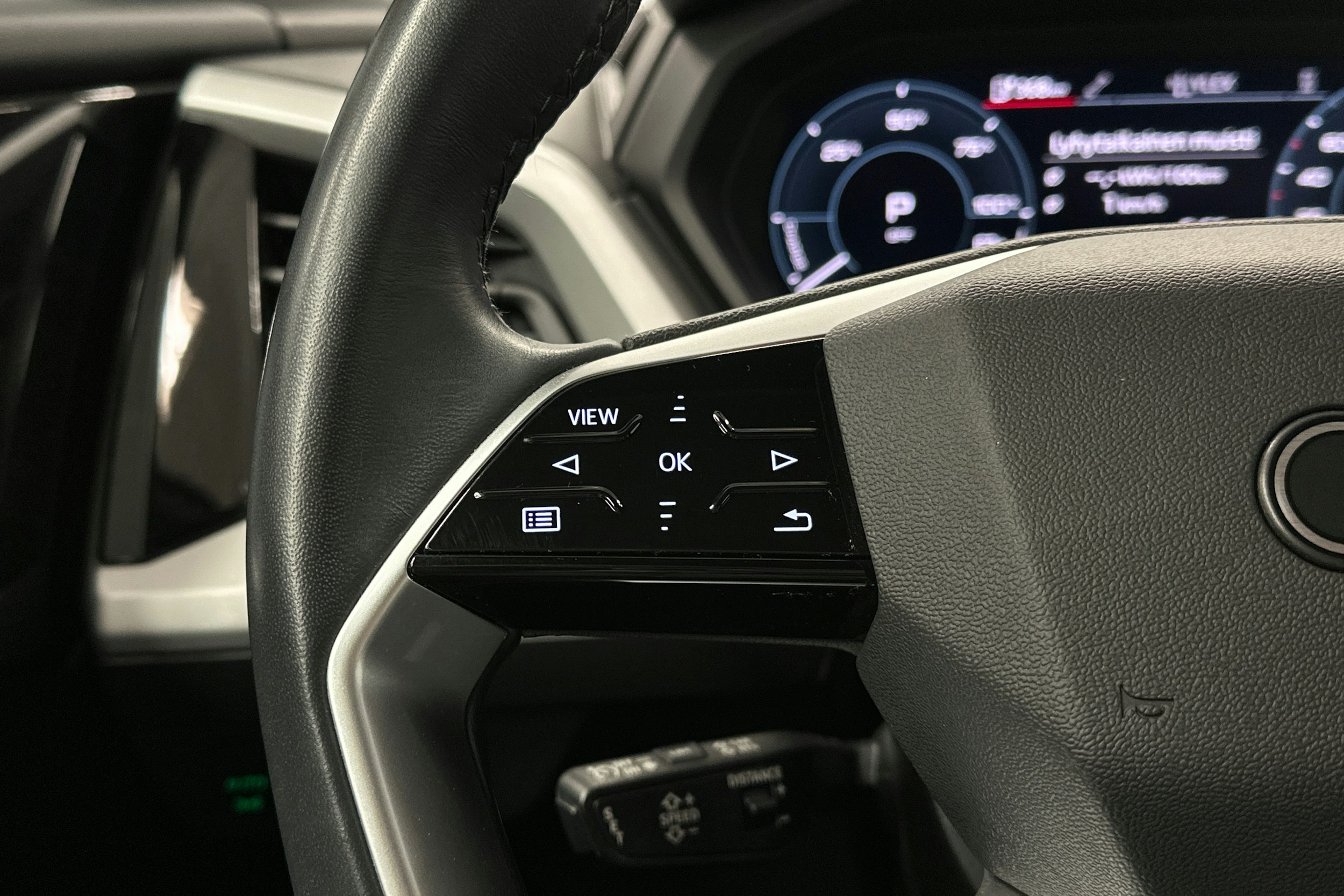 harmaa Audi Q4 e-tron 2024 kuva 14.