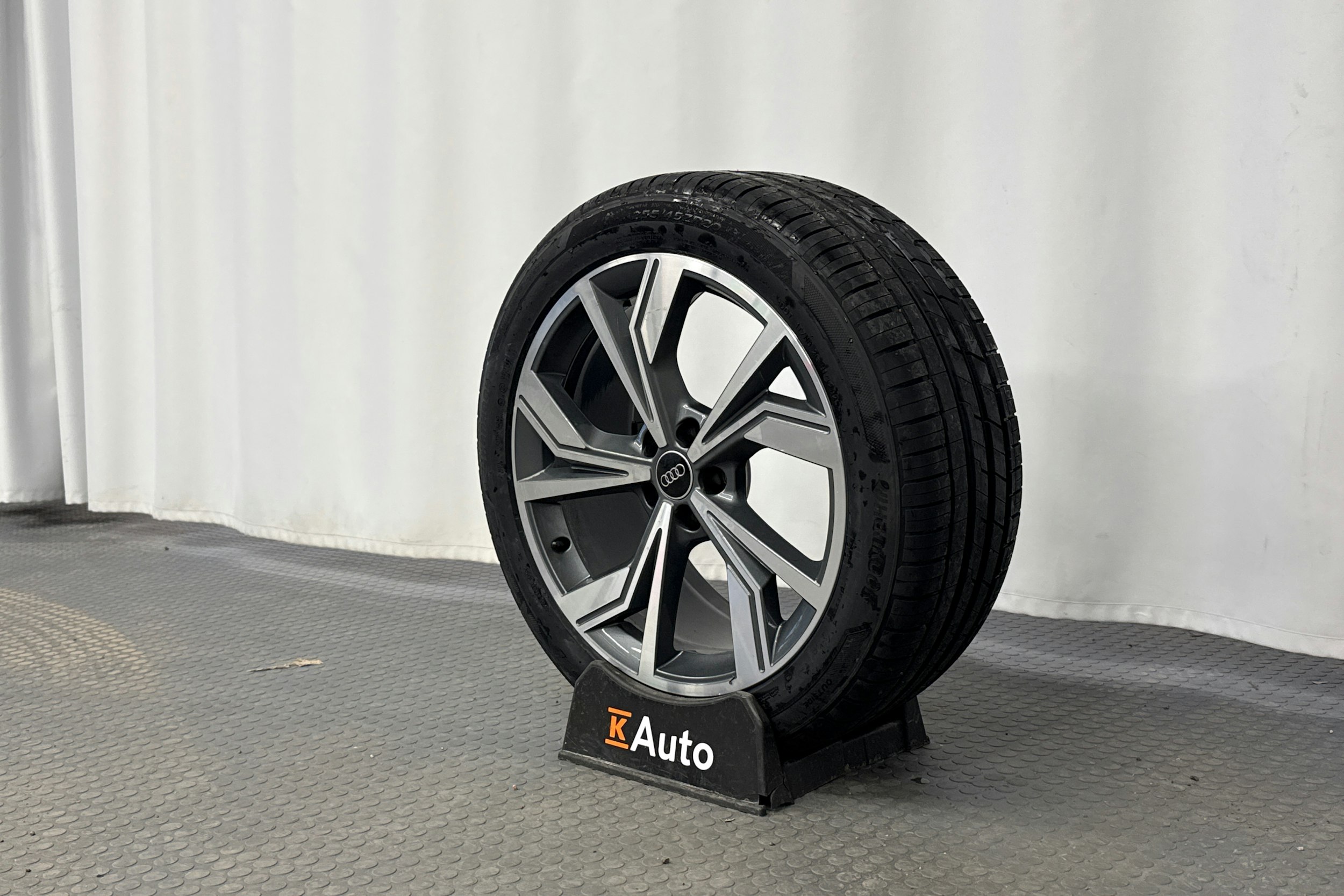 harmaa Audi Q4 e-tron 2024 kuva 12.