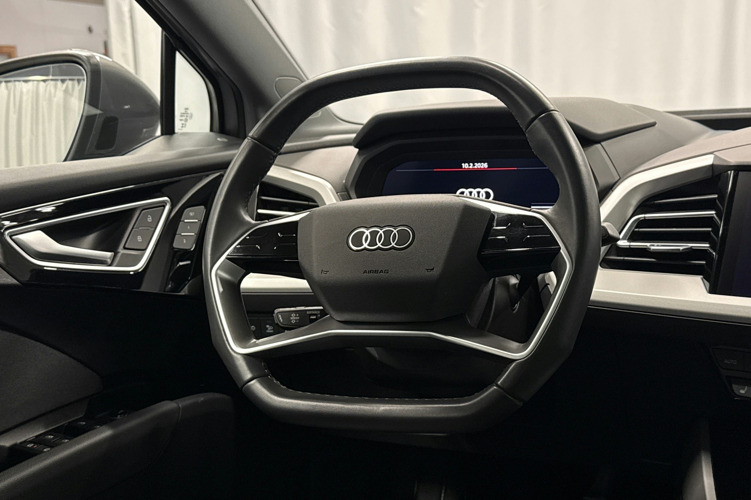 harmaa Audi Q4 e-tron 2024 kuva 13.