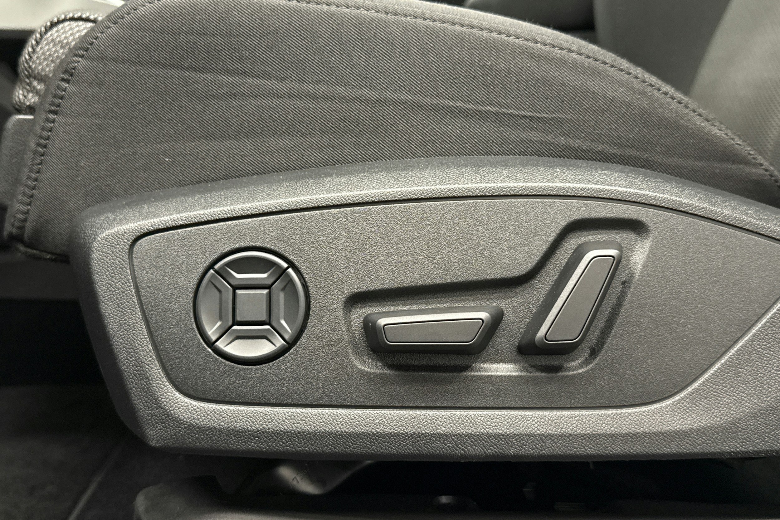 harmaa Audi Q4 e-tron 2024 kuva 28.