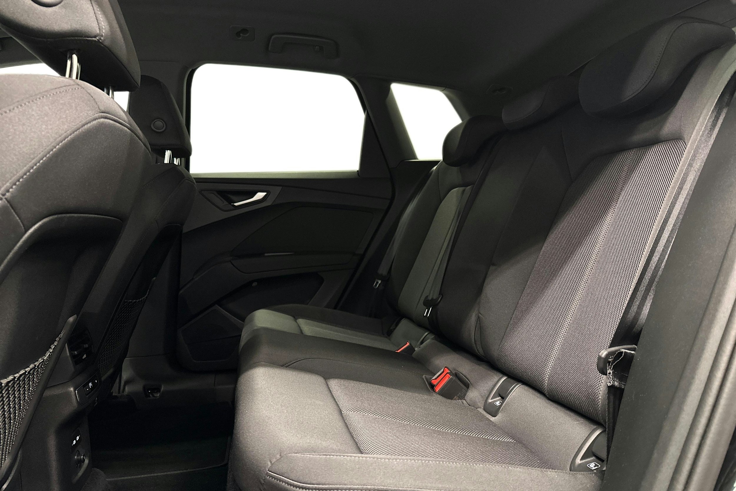 musta Audi Q4 e-tron 2024 kuva 10.