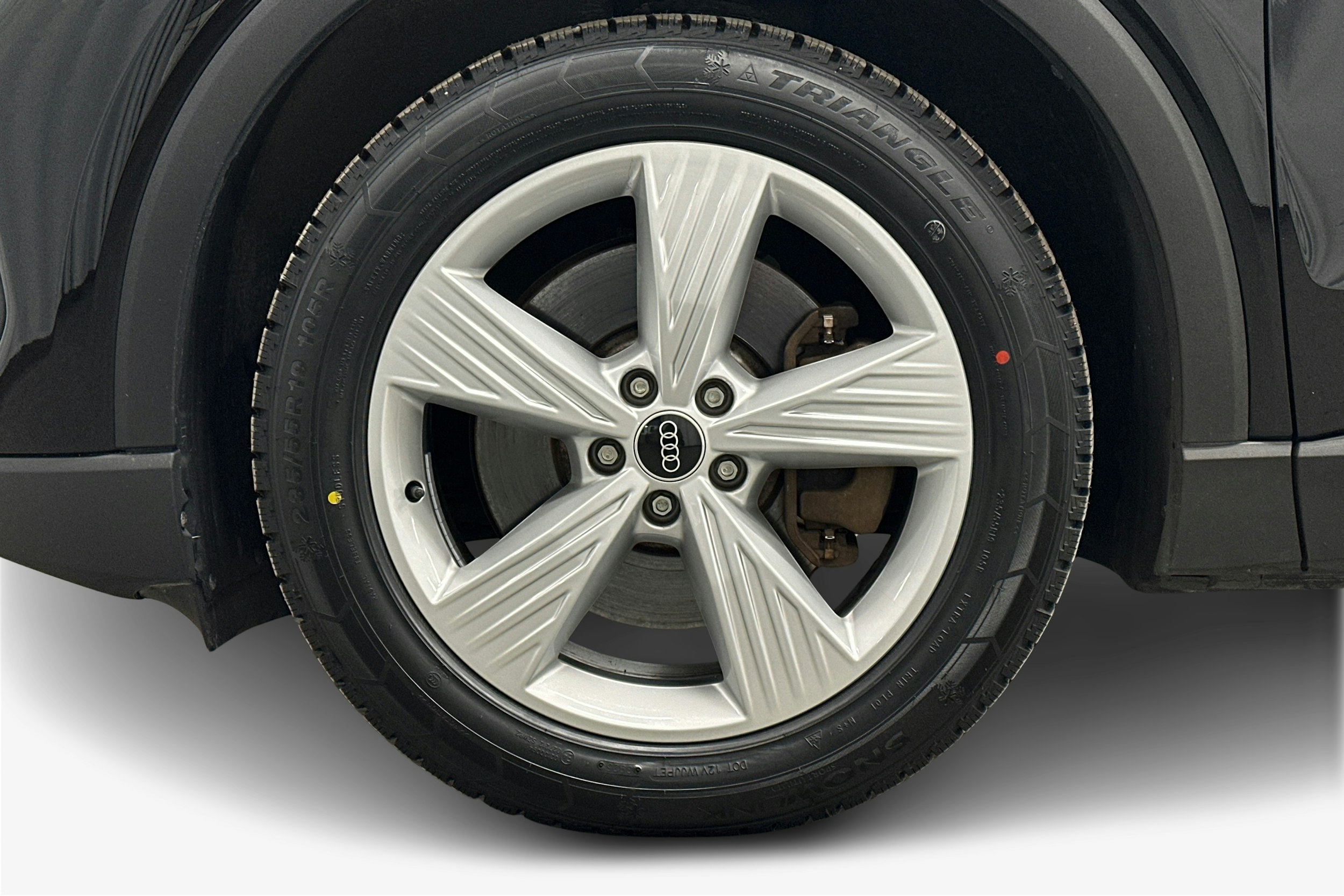 musta Audi Q4 e-tron 2024 kuva 11.