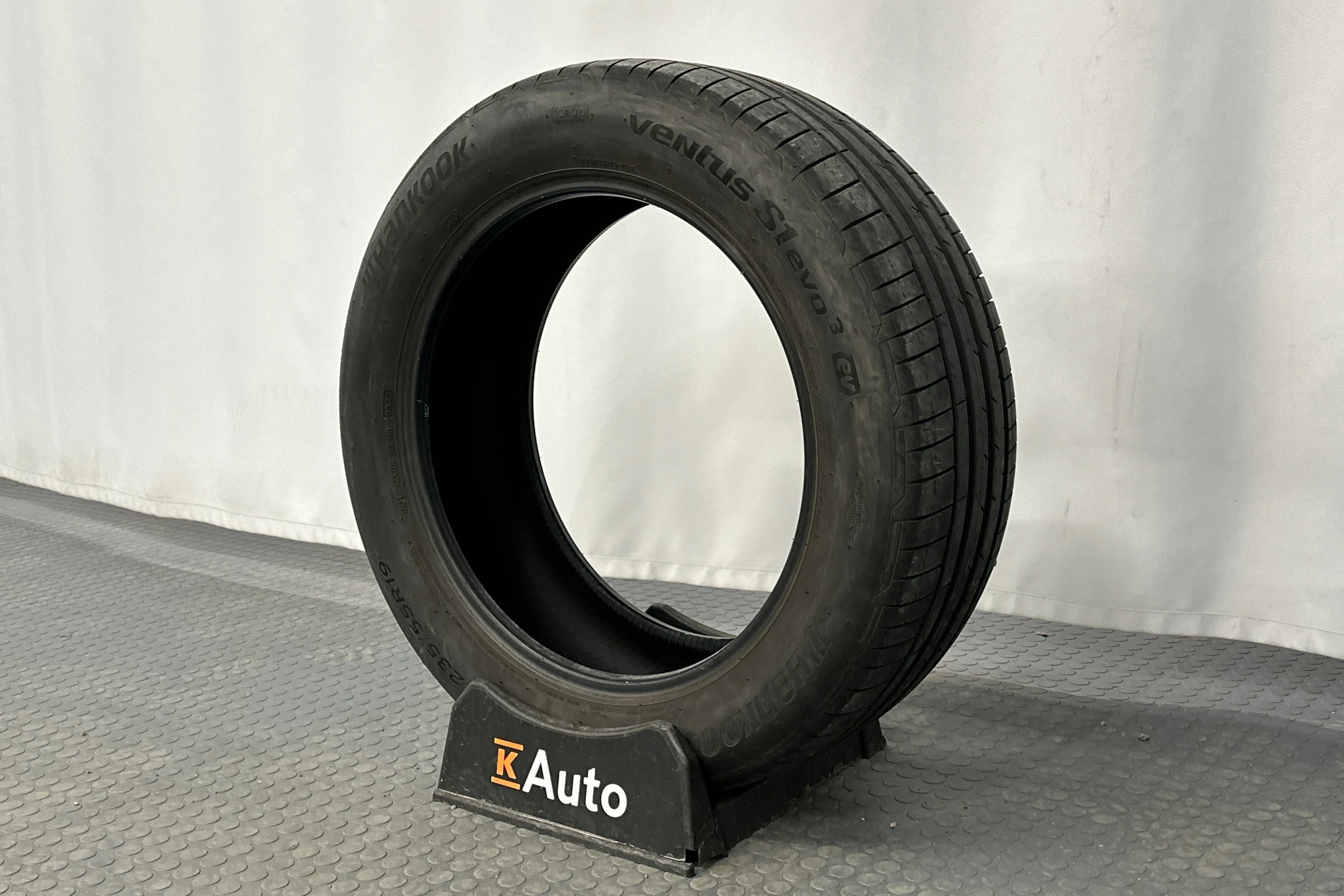 musta Audi Q4 e-tron 2024 kuva 13.