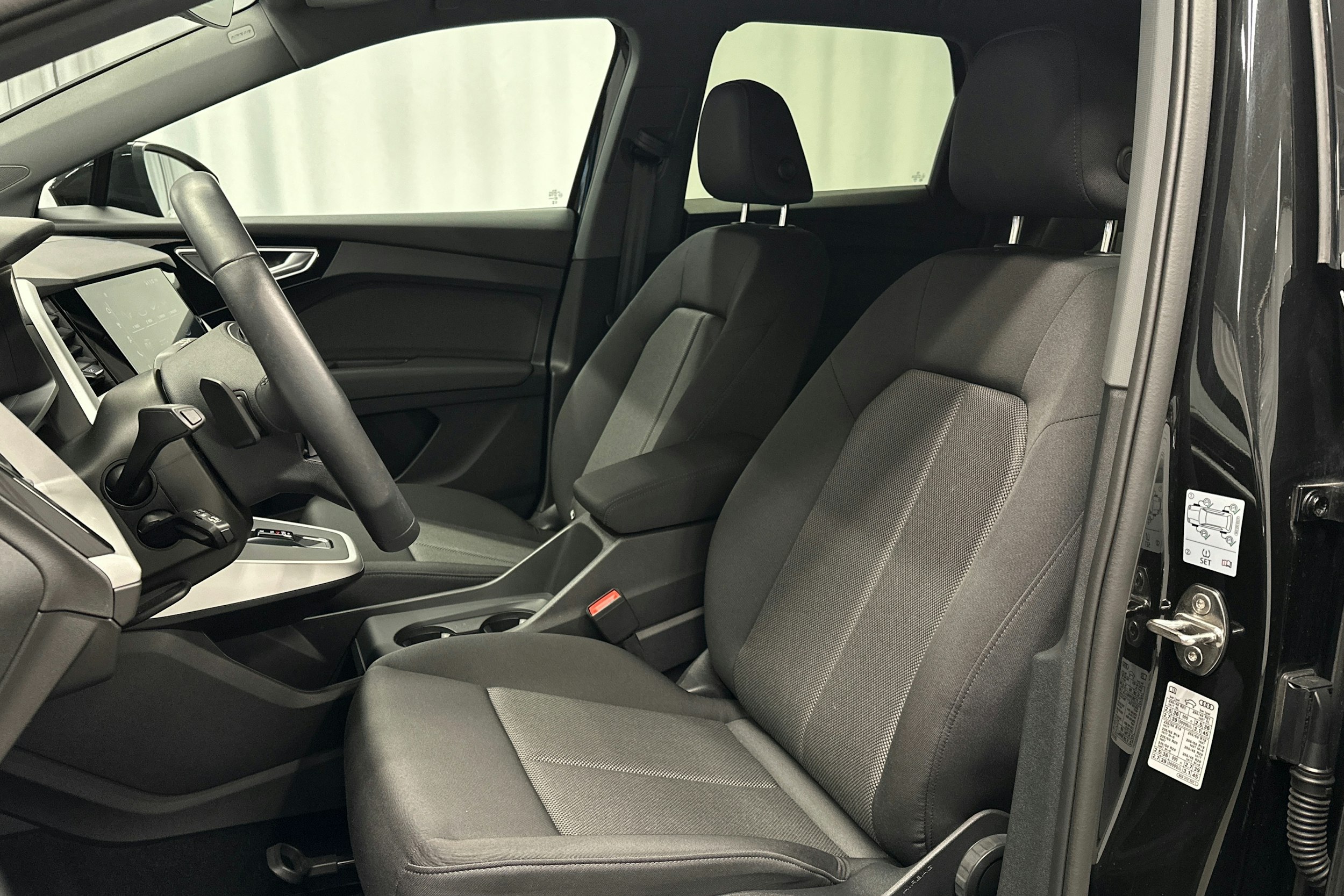 musta Audi Q4 e-tron 2024 kuva 18.