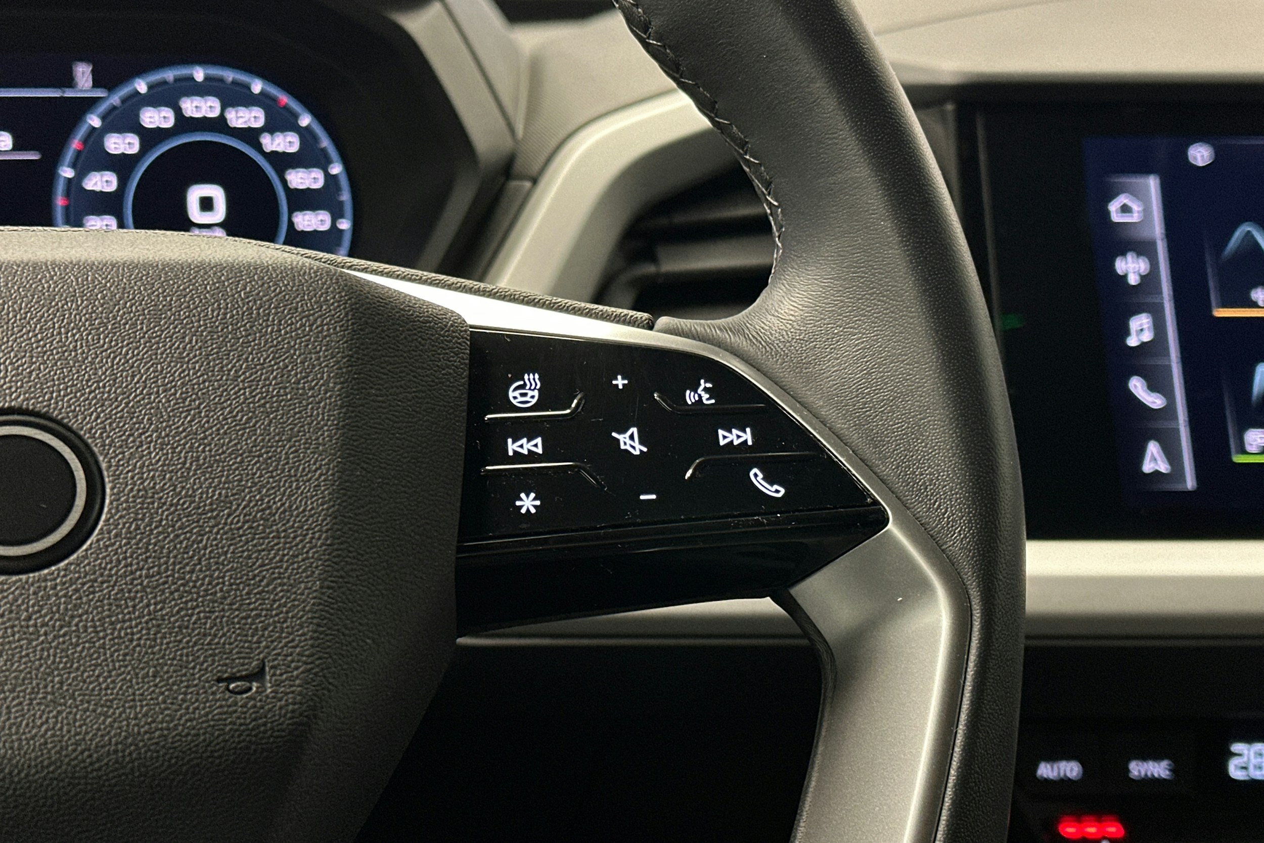 musta Audi Q4 e-tron 2024 kuva 21.