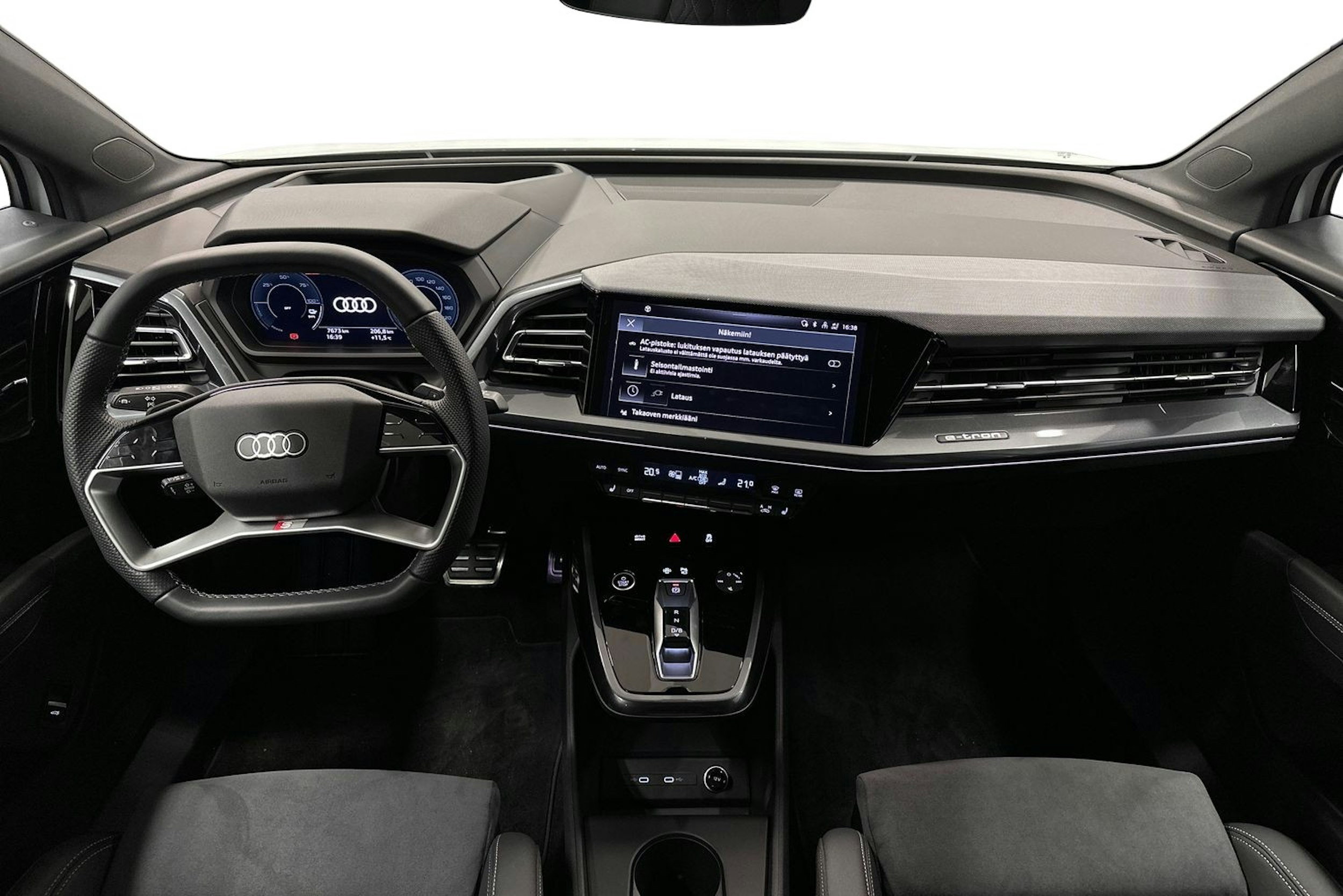 valkoinen Audi Q4 e-tron 2024 kuva 9.