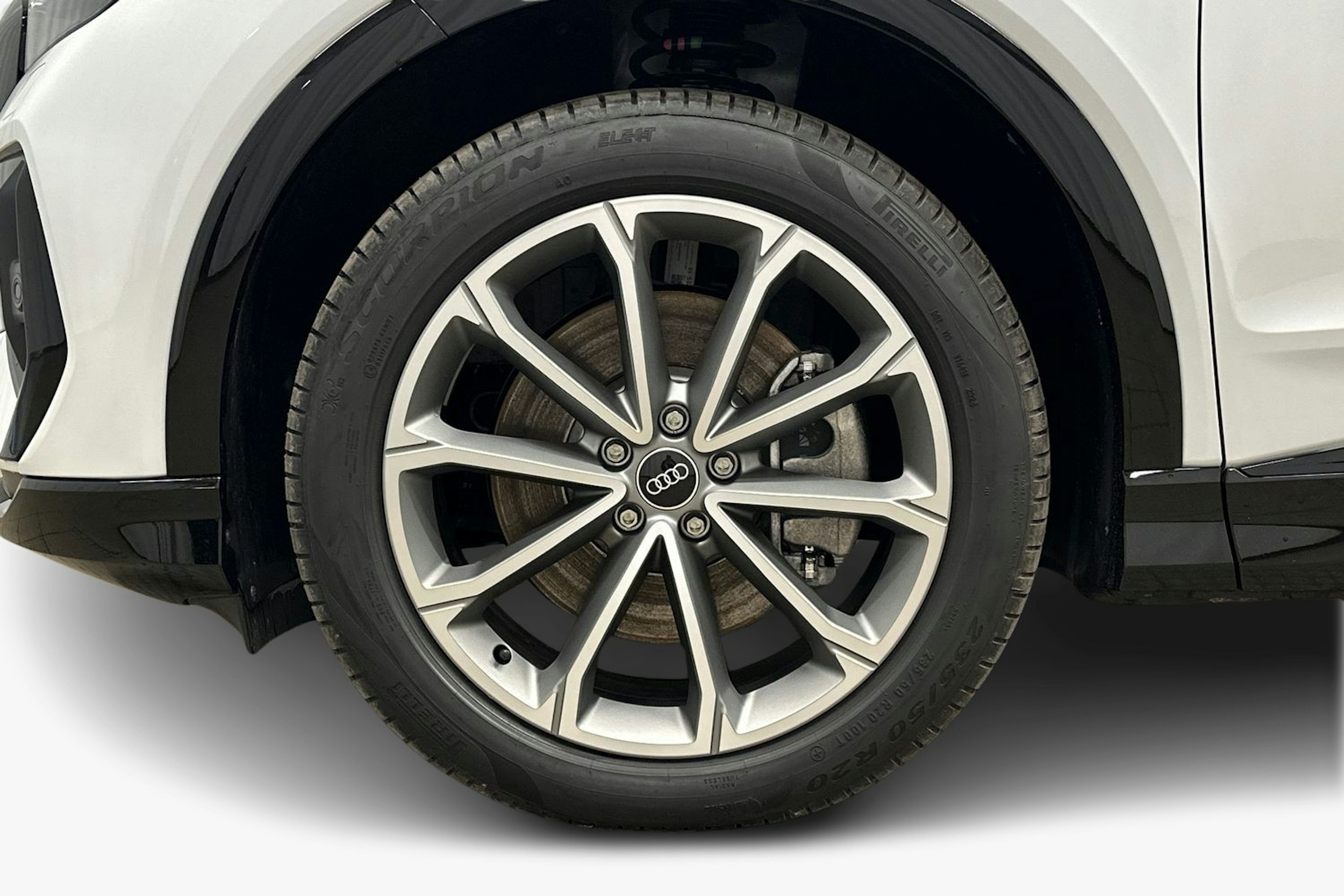 valkoinen Audi Q4 e-tron 2024 kuva 11.