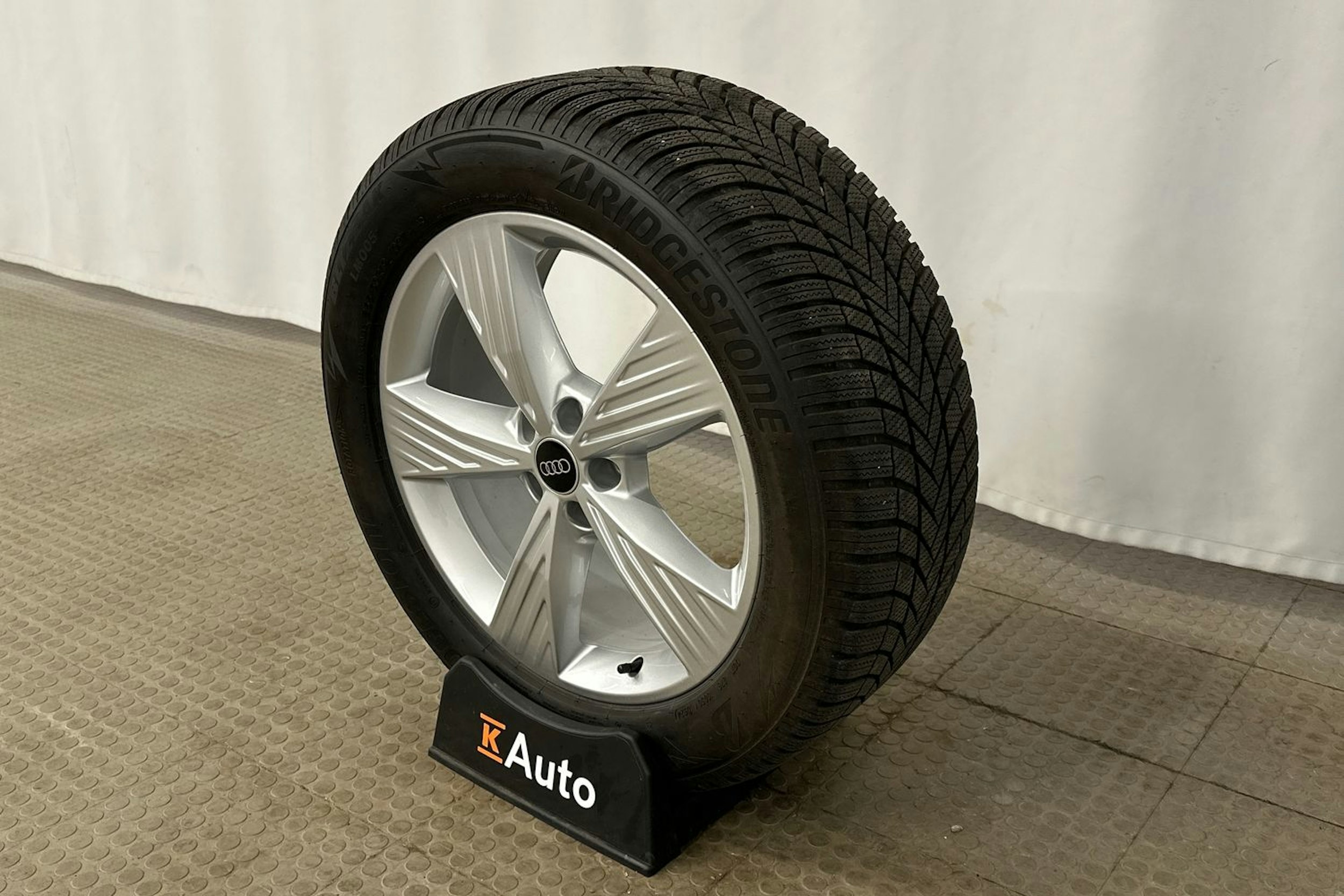 valkoinen Audi Q4 e-tron 2024 kuva 12.