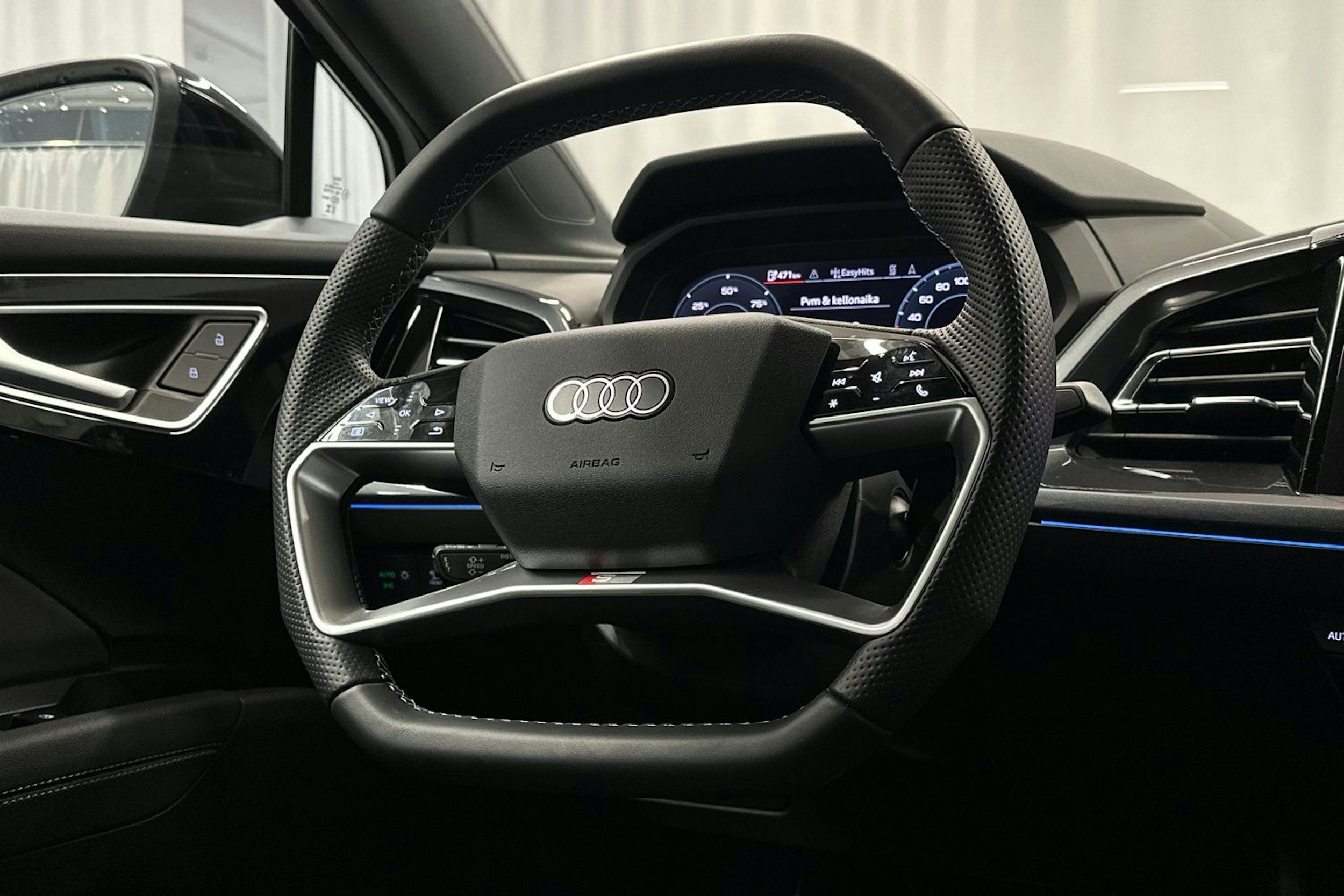 valkoinen Audi Q4 e-tron 2024 kuva 13.