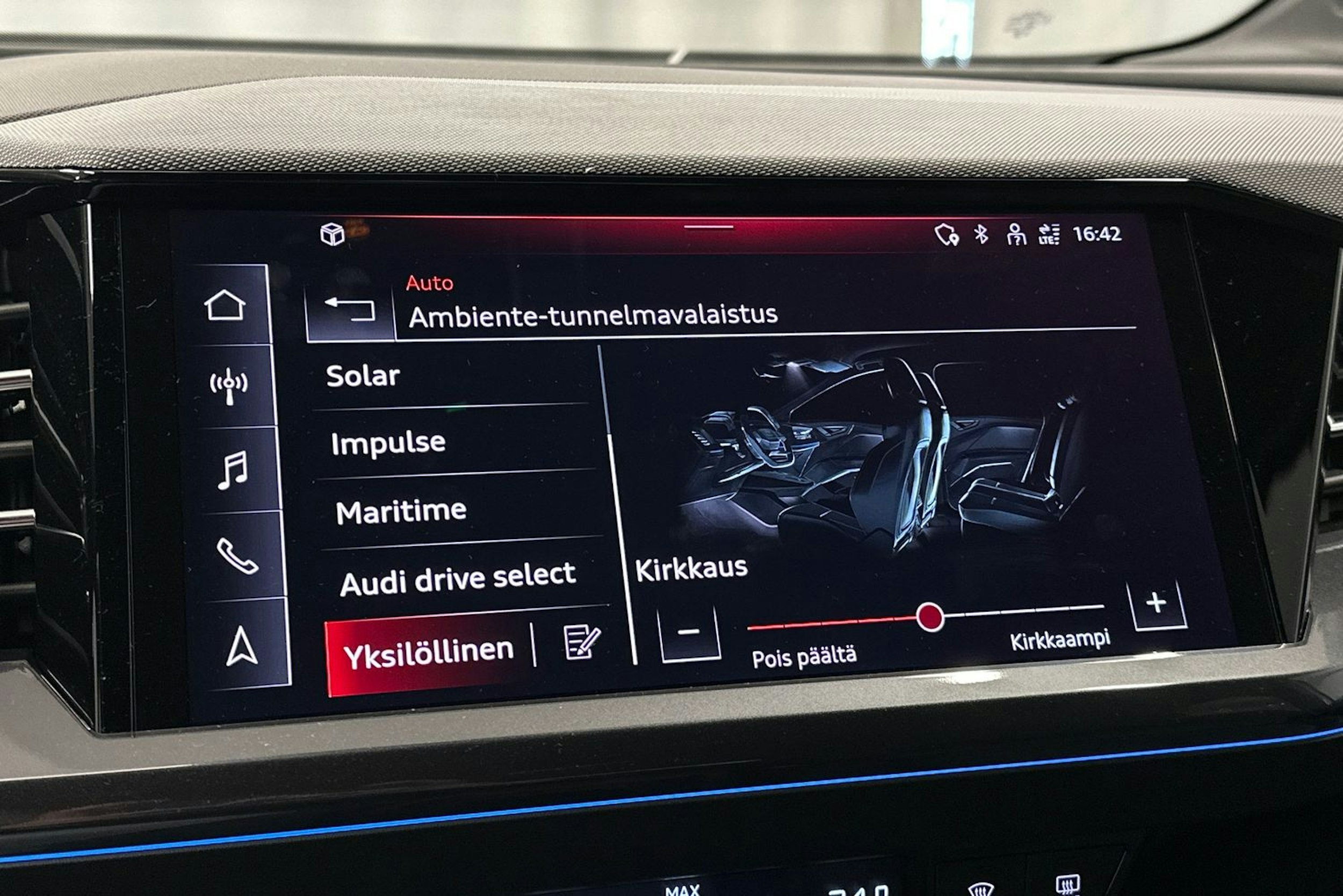 valkoinen Audi Q4 e-tron 2024 kuva 23.