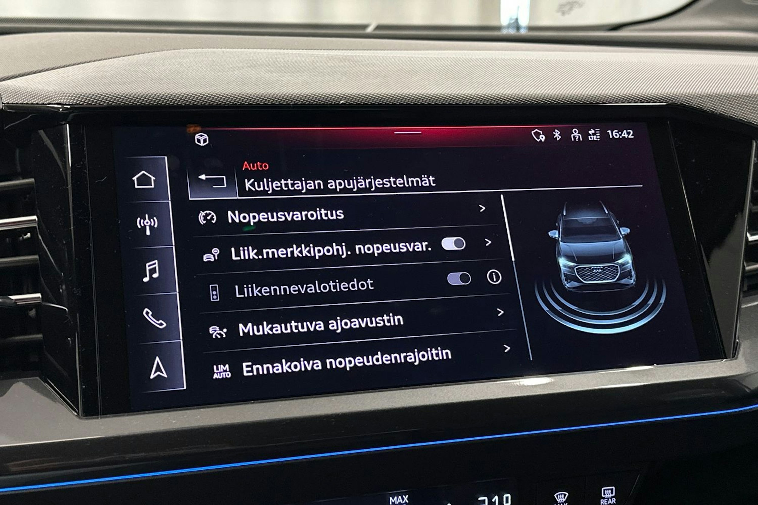 valkoinen Audi Q4 e-tron 2024 kuva 24.