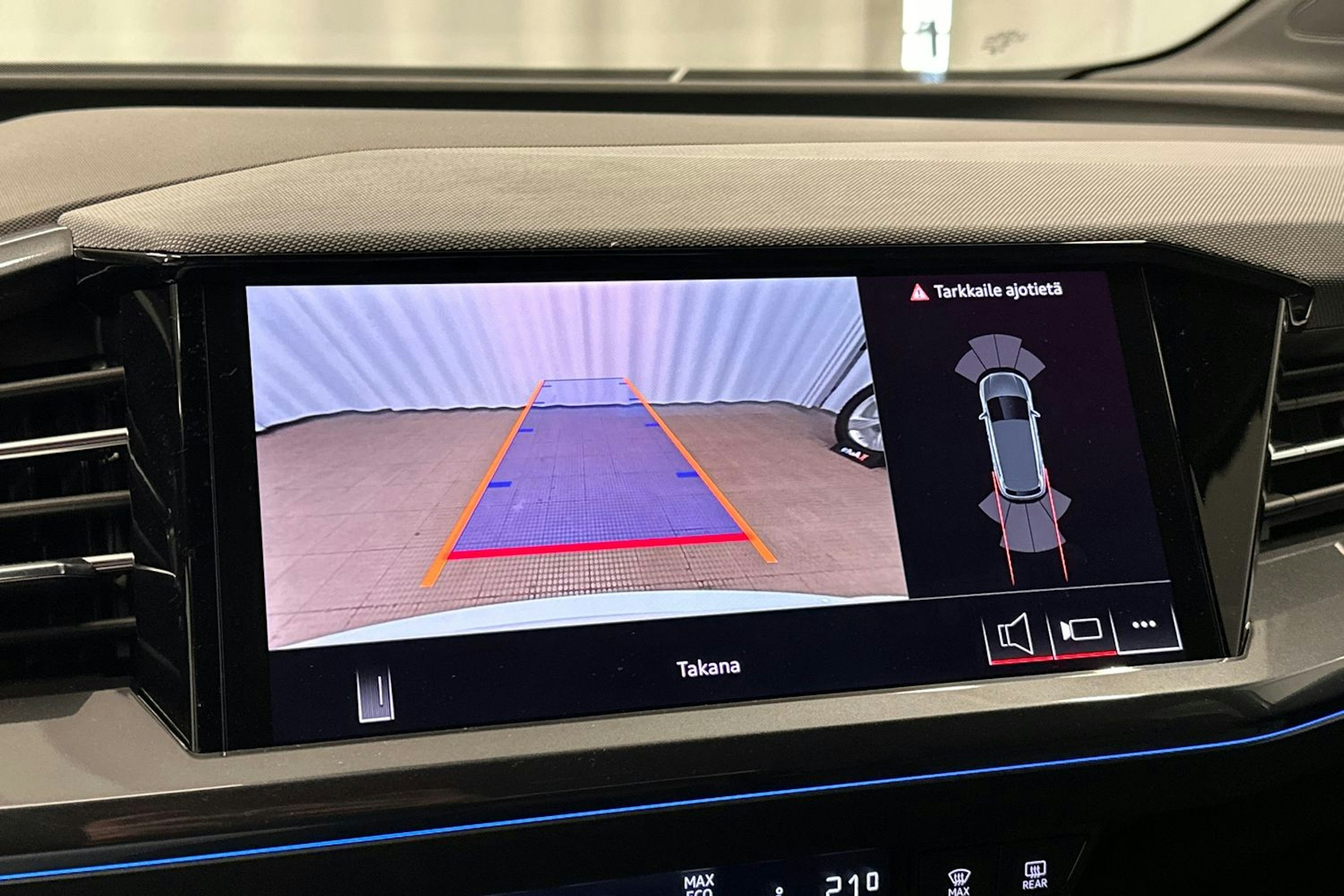 valkoinen Audi Q4 e-tron 2024 kuva 28.