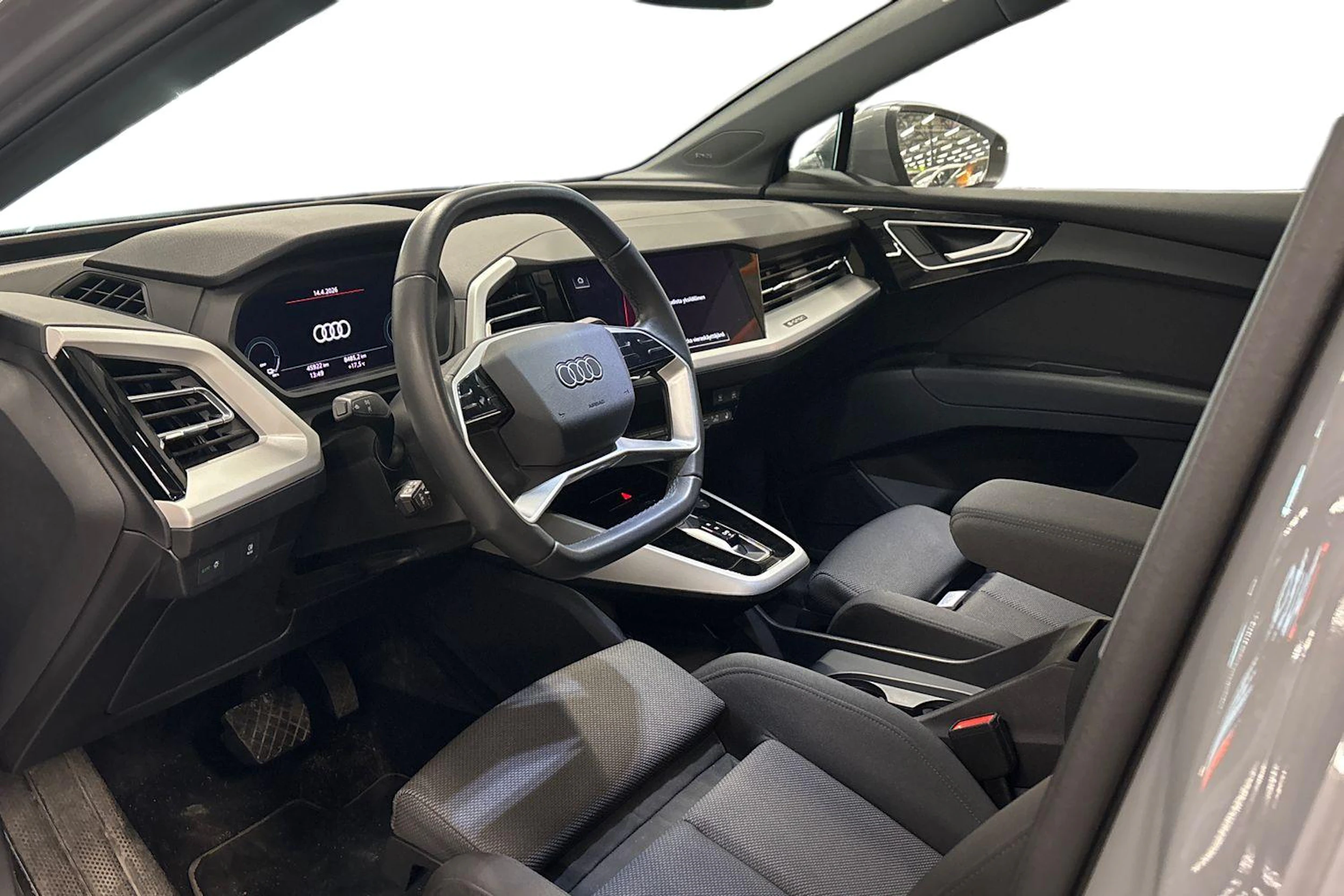 harmaa Audi Q4 e-tron 2024 kuva 3.