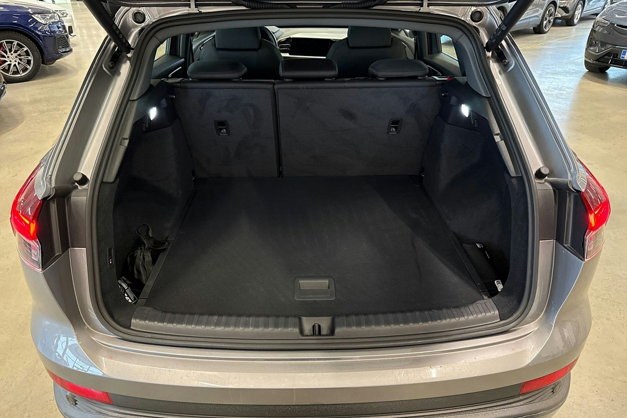 harmaa Audi Q4 e-tron 2024 kuva 14.